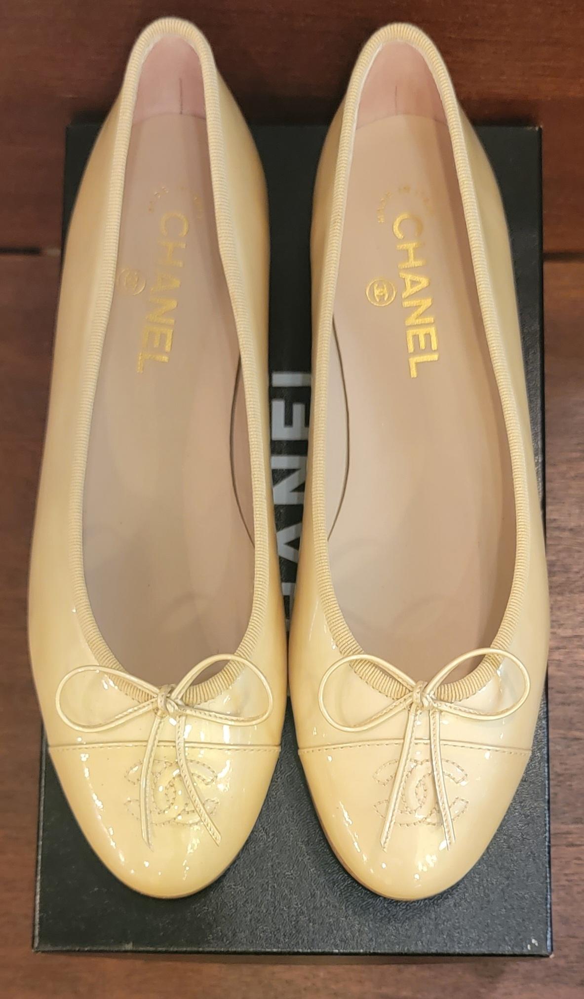 Rare Brand New Chanel Ballerina Size 39 Tan Bow Tie Shoes In New Condition For Sale In Pasadena, CA