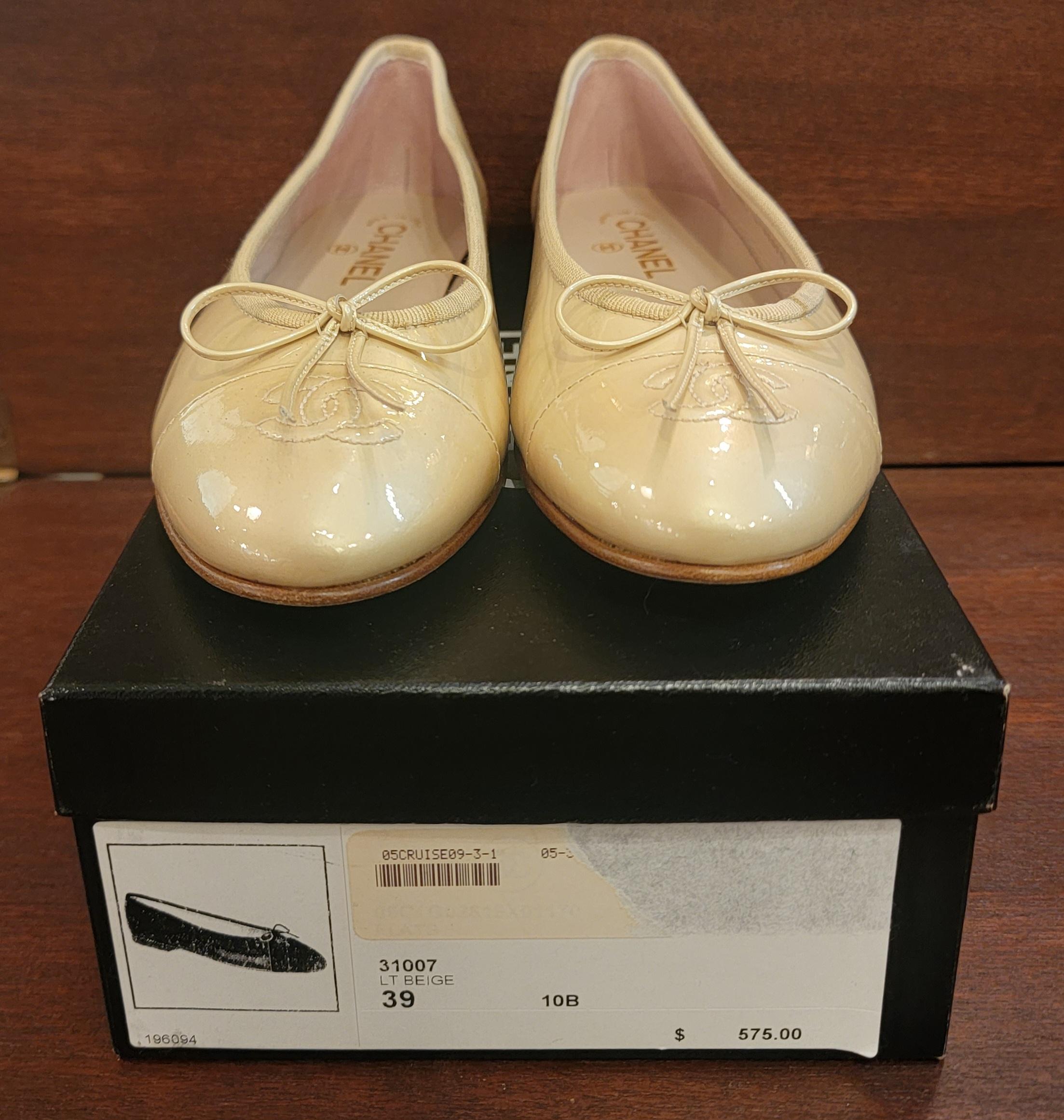 Seltene Brand New Chanel Ballerina Größe 39 Tan Bow Tie Schuhe für Damen oder Herren im Angebot