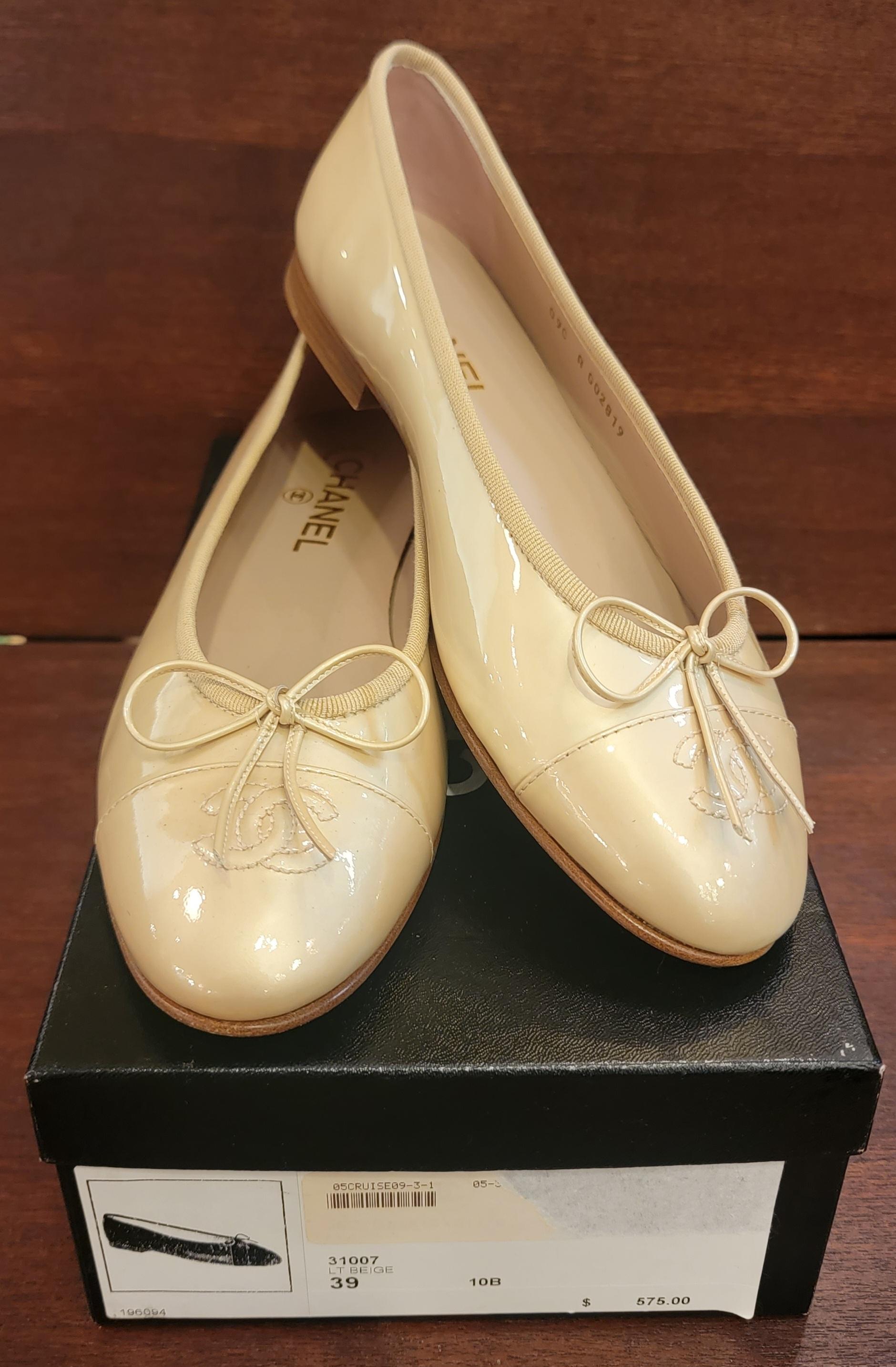 Seltene Brand New Chanel Ballerina Größe 39 Tan Bow Tie Schuhe im Angebot 1