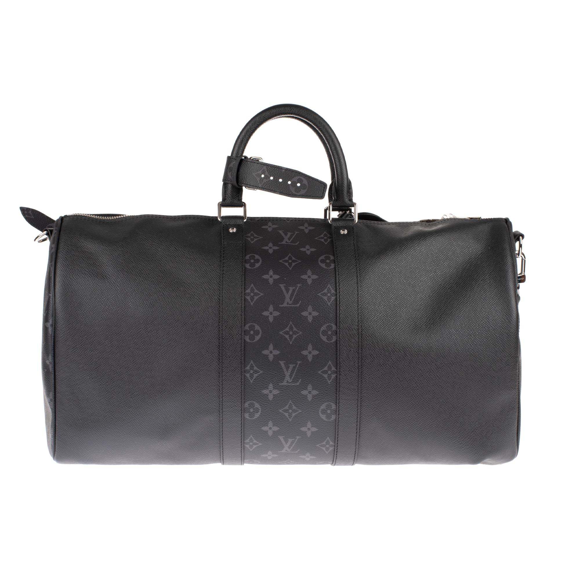 This sublime and rare Keepall 50 Shoulder Strap takes on a new look for the 2019 Spring-Summer season.
Its monochrome design turns out to be in a nuanced color that combines Monogram canvas and soft Taiga leather. This lightweight bag offers