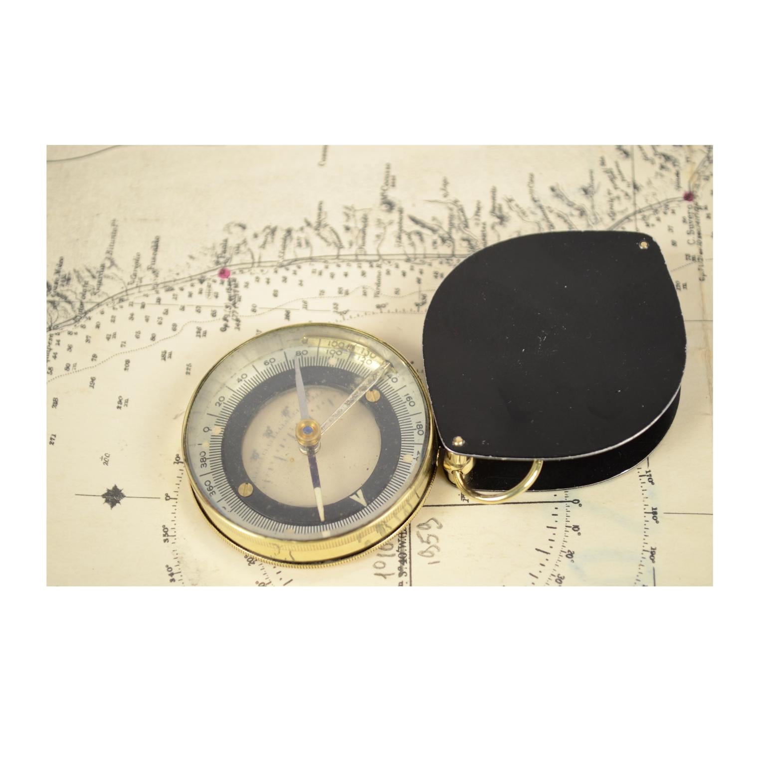 Rare brass air balloon compass complete with goniometric circle, needle block and transparent bottom. Placed in a container with black painted metal ring. French manufacture of the early twentieth century. Very good condition, fully functional.