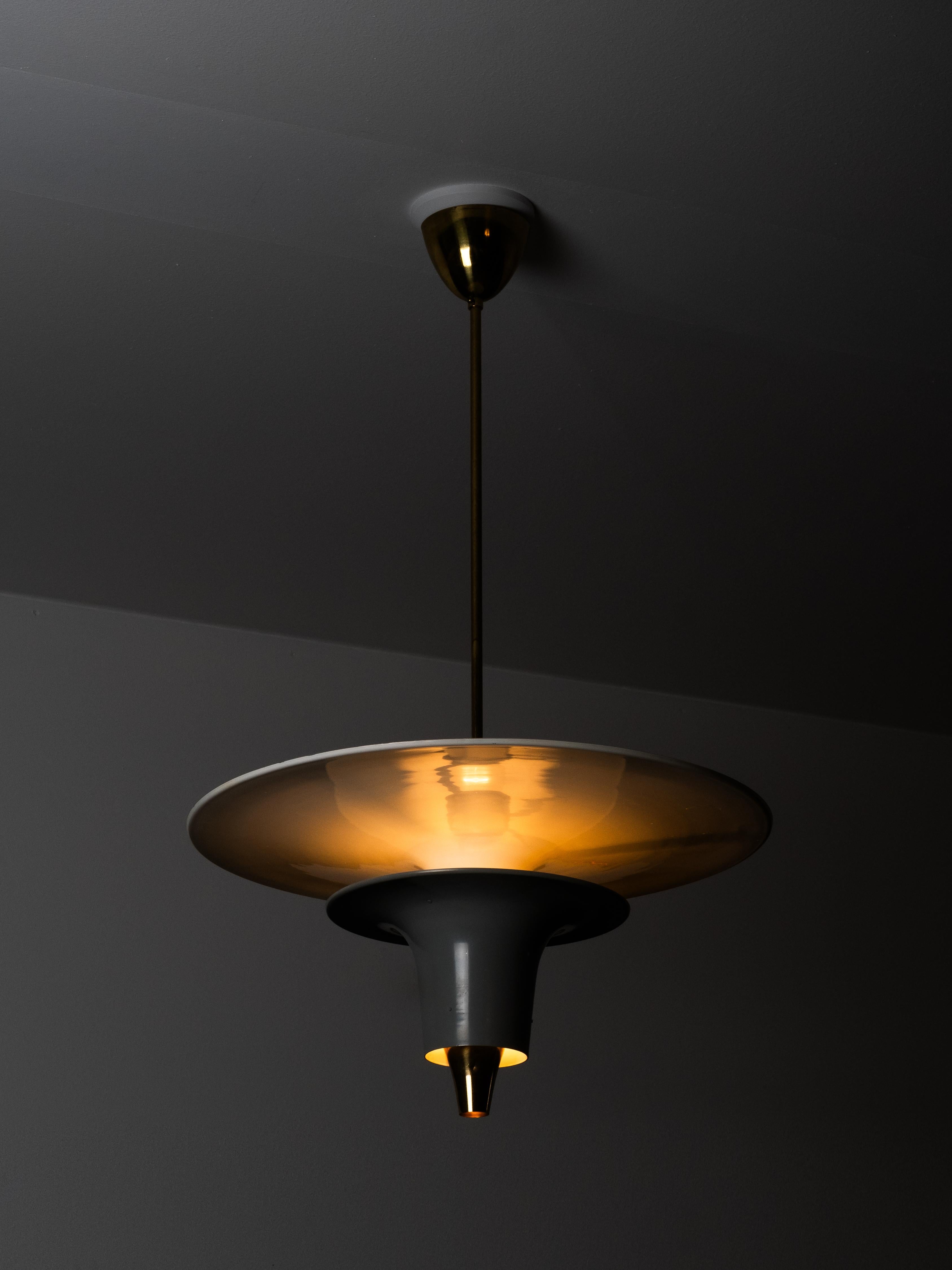 Una suggestiva plafoniera di metà secolo prodotta da Itsu in Finlandia negli anni Cinquanta. Il modello AA114 è uno dei design più caratteristici del produttore, caratterizzato da un cono centrale svasato e da un riflettore ampio e poco profondo. La