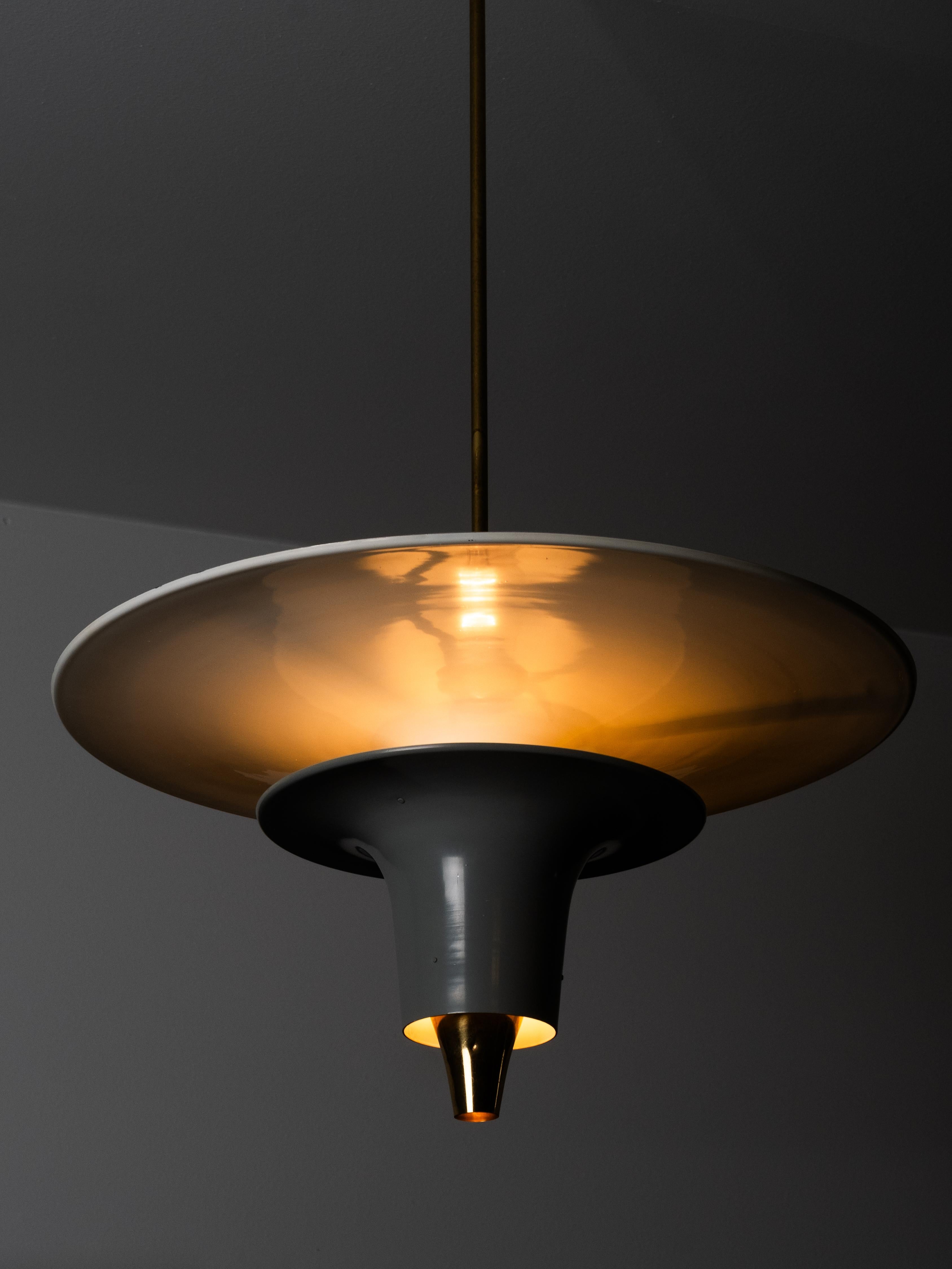 Scandinavo moderno Rara plafoniera in ottone e alluminio Model AA114 di Itsu, Finlandia, anni '50 in vendita