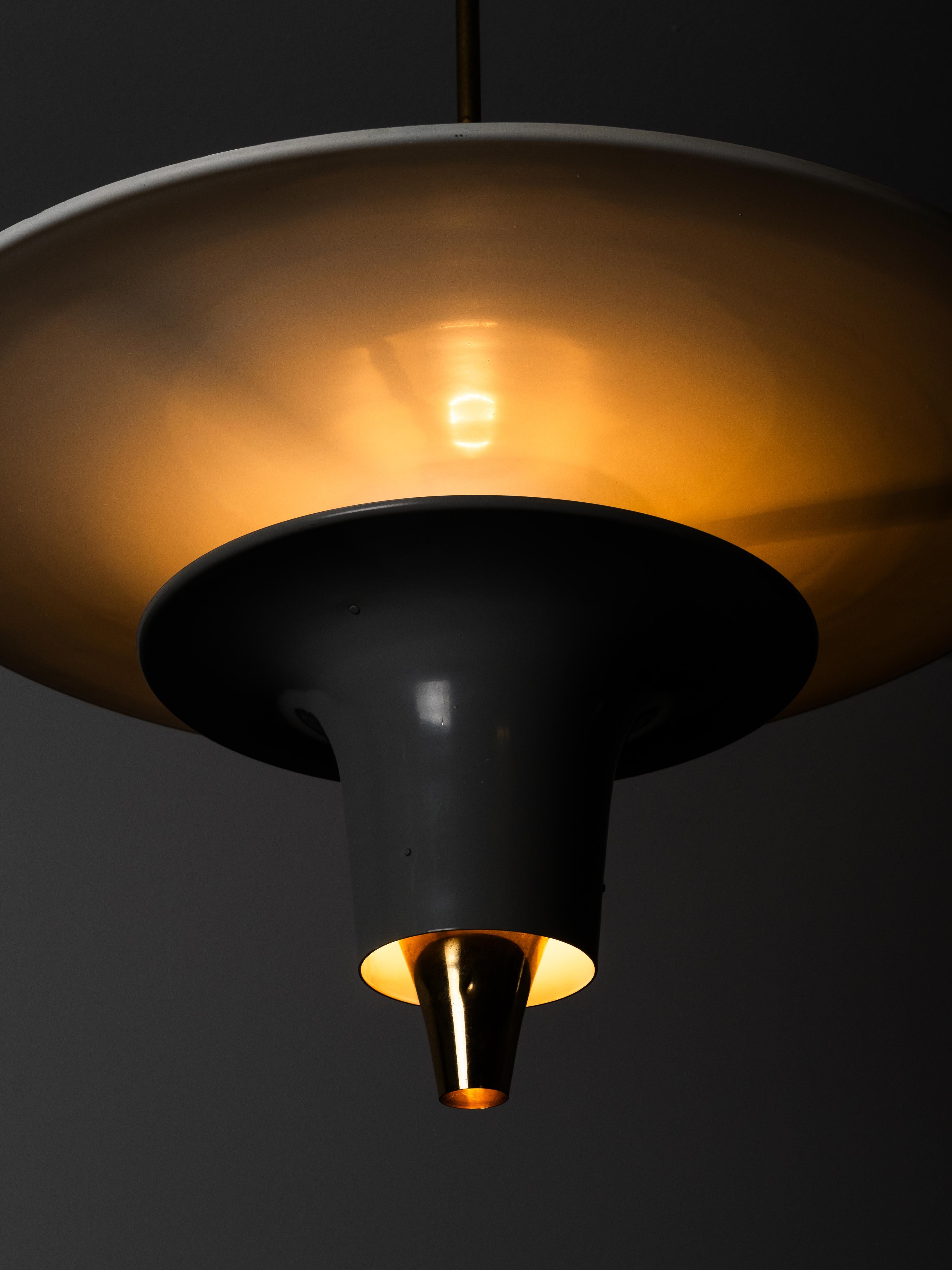 Finlandese Rara plafoniera in ottone e alluminio Model AA114 di Itsu, Finlandia, anni '50 in vendita