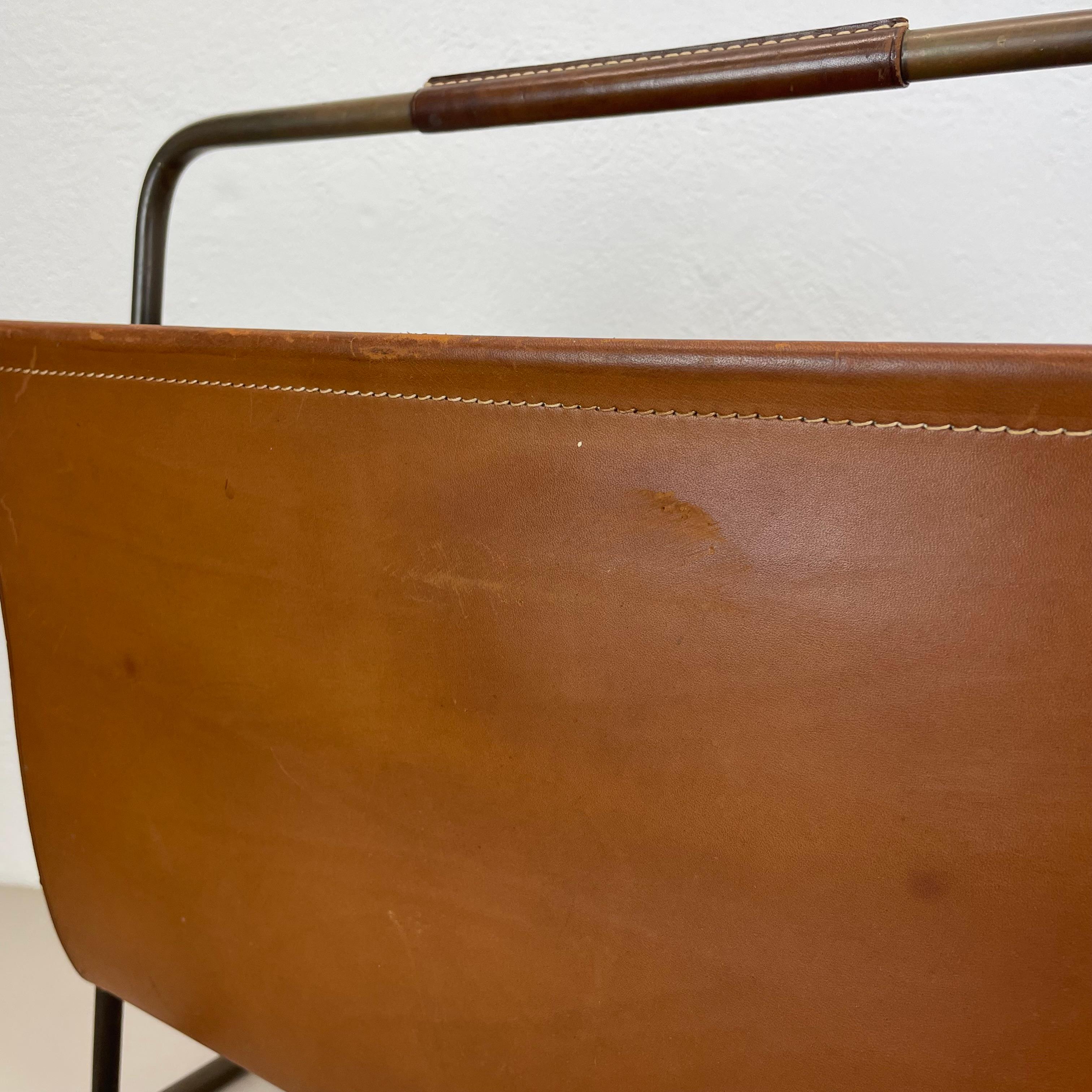 Rare porte-revues en laiton et cuir Brown Modèle de Carl Auböck, Autriche années 1950 en vente 3