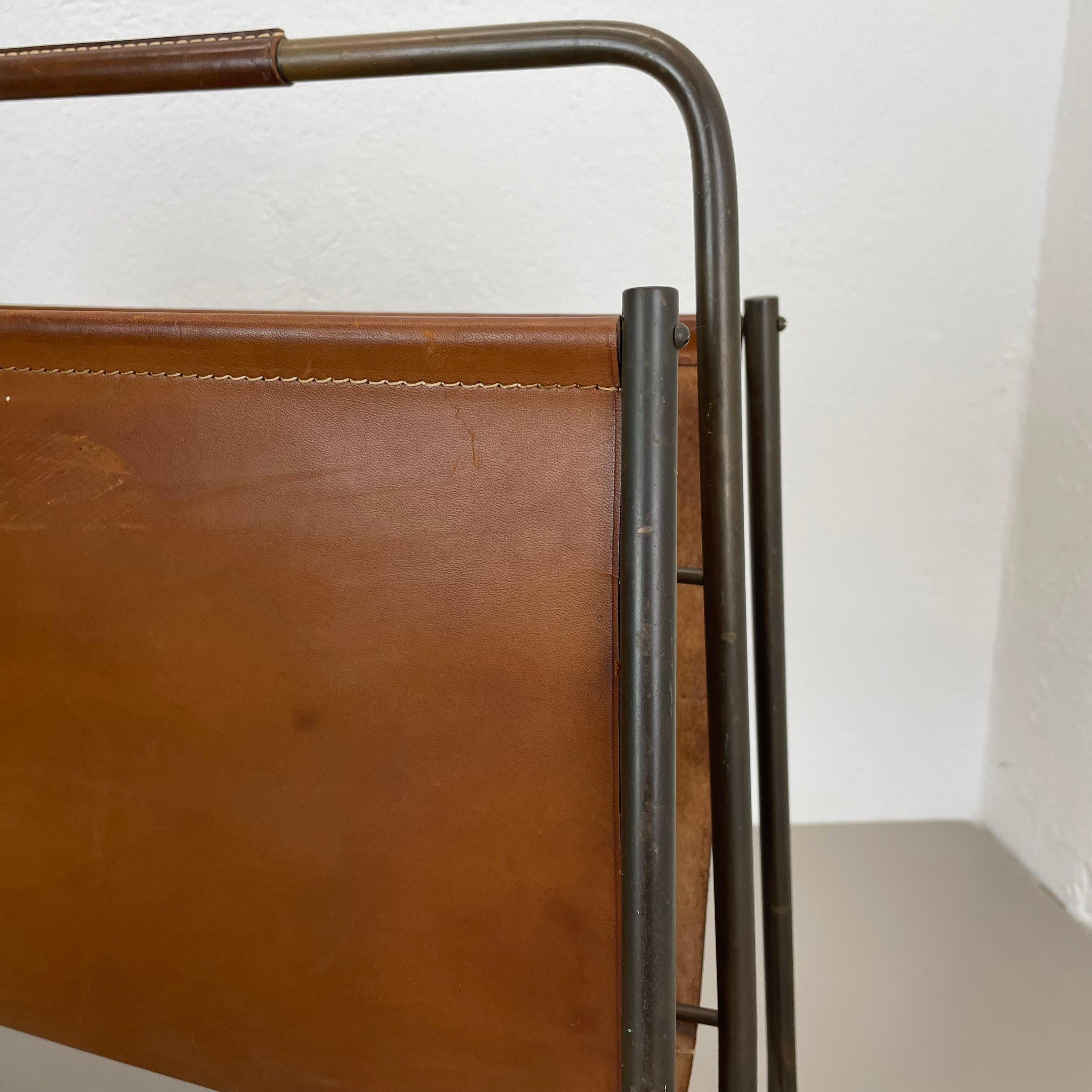 Rare porte-revues en laiton et cuir Brown Modèle de Carl Auböck, Autriche années 1950 en vente 4
