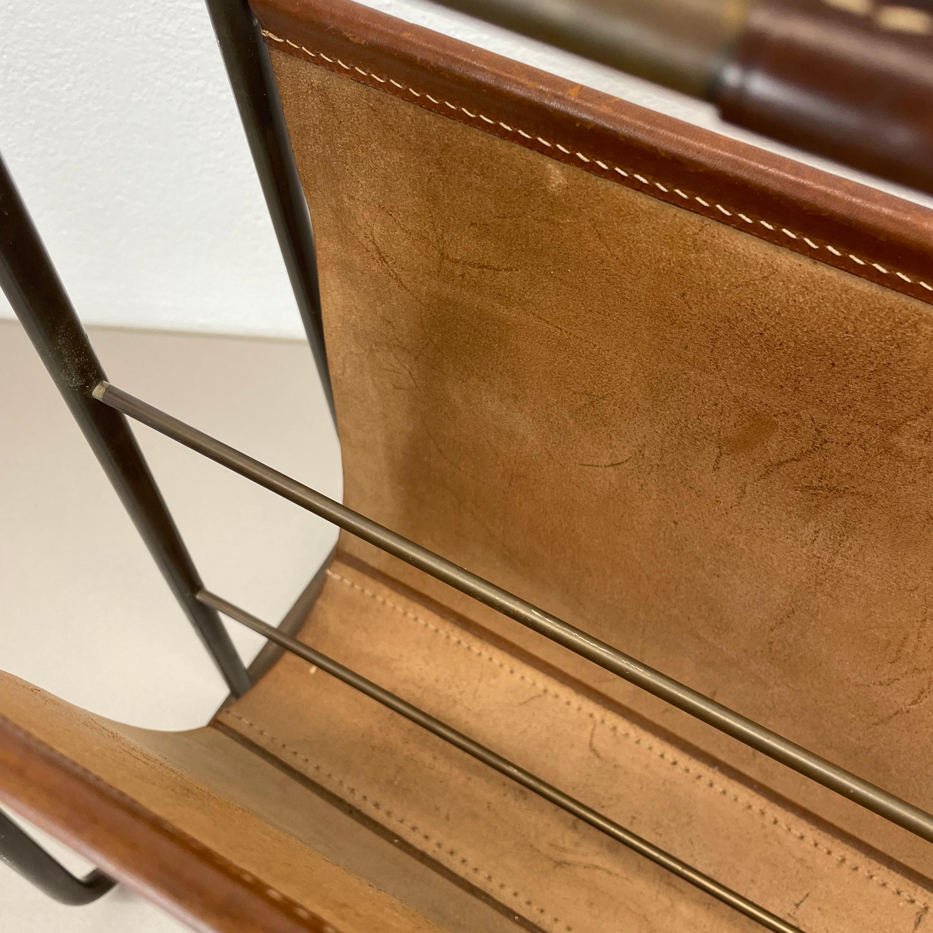 Rare porte-revues en laiton et cuir Brown Modèle de Carl Auböck, Autriche années 1950 en vente 5