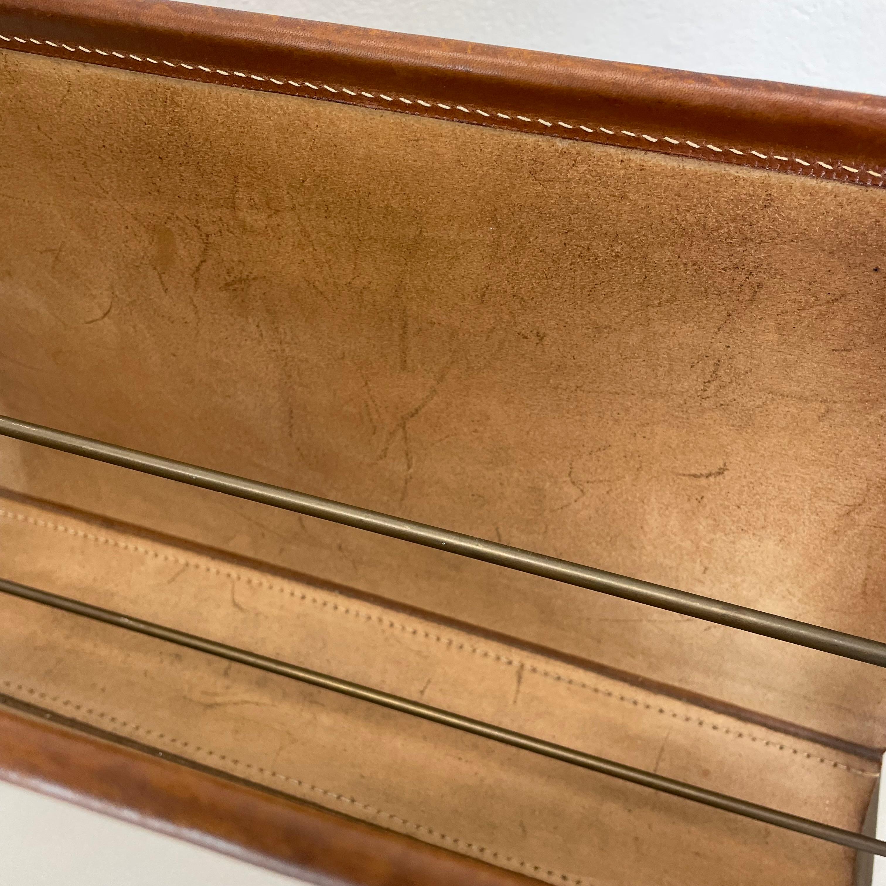 Rare porte-revues en laiton et cuir Brown Modèle de Carl Auböck, Autriche années 1950 en vente 6