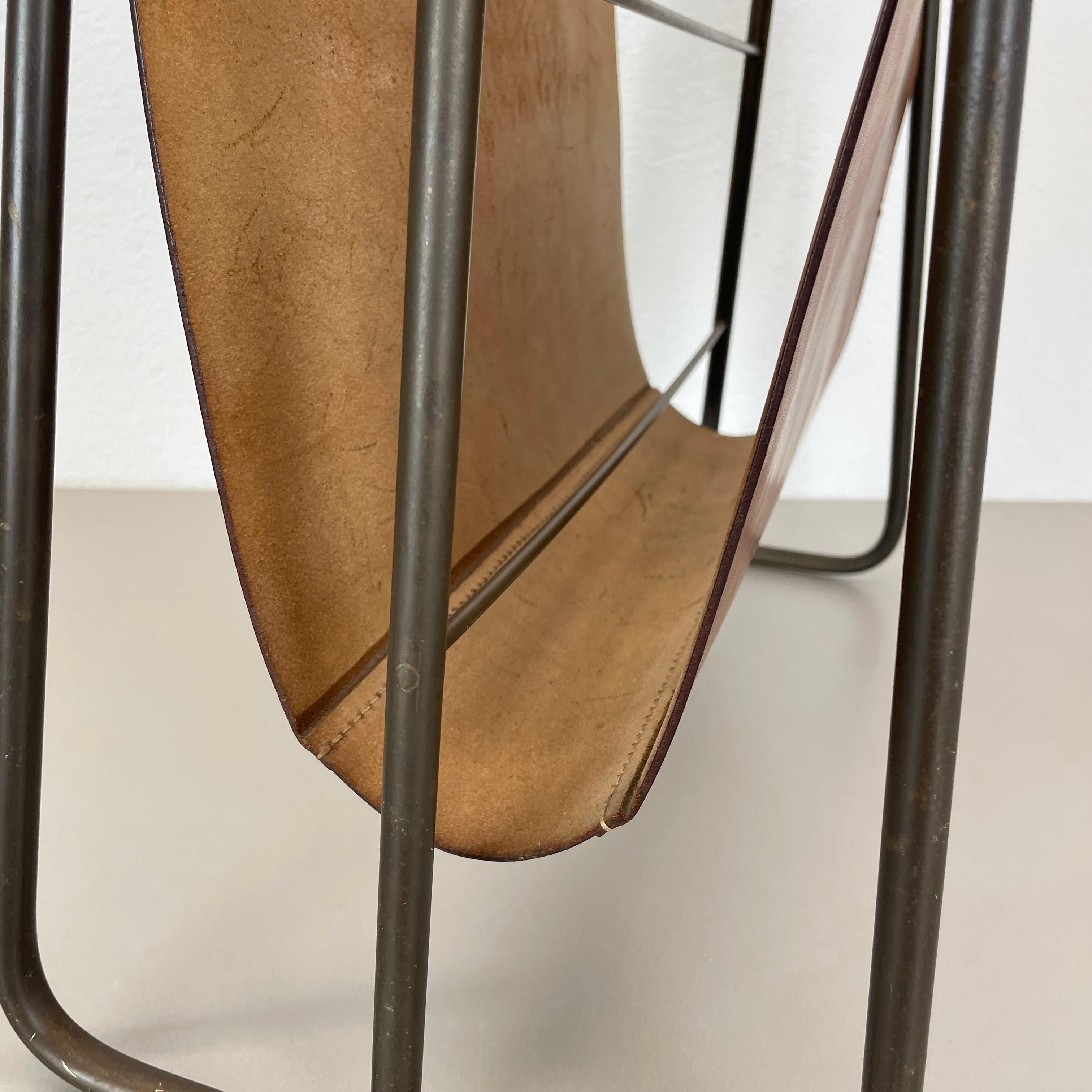 Rare porte-revues en laiton et cuir Brown Modèle de Carl Auböck, Autriche années 1950 en vente 7