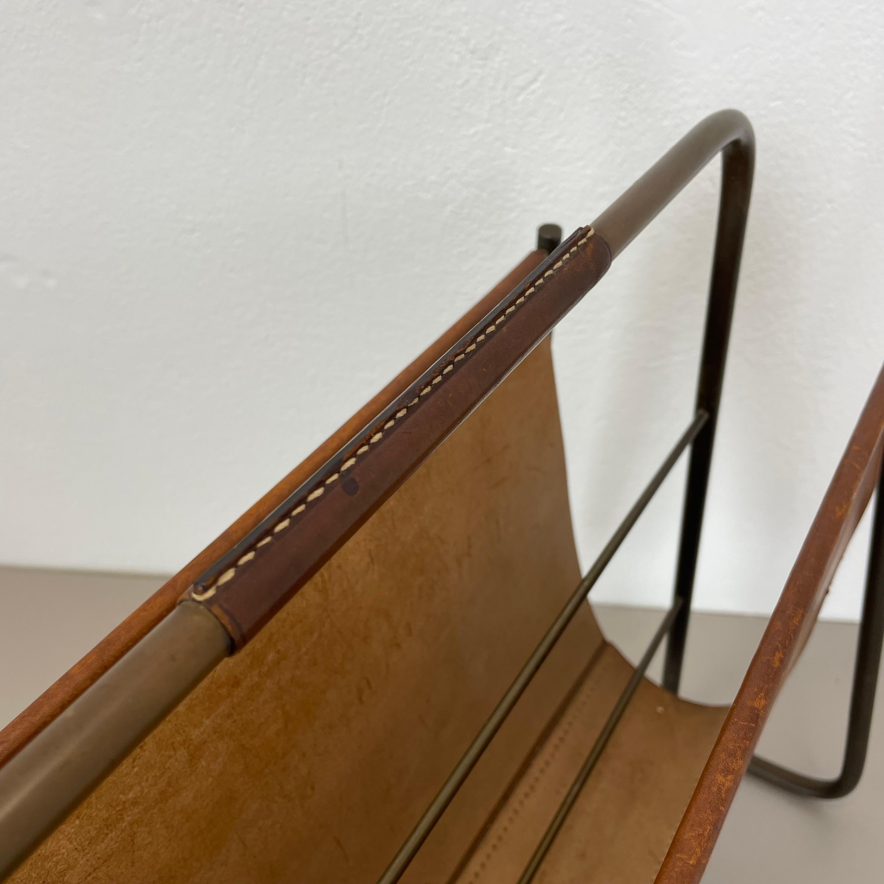 Rare porte-revues en laiton et cuir Brown Modèle de Carl Auböck, Autriche années 1950 en vente 8
