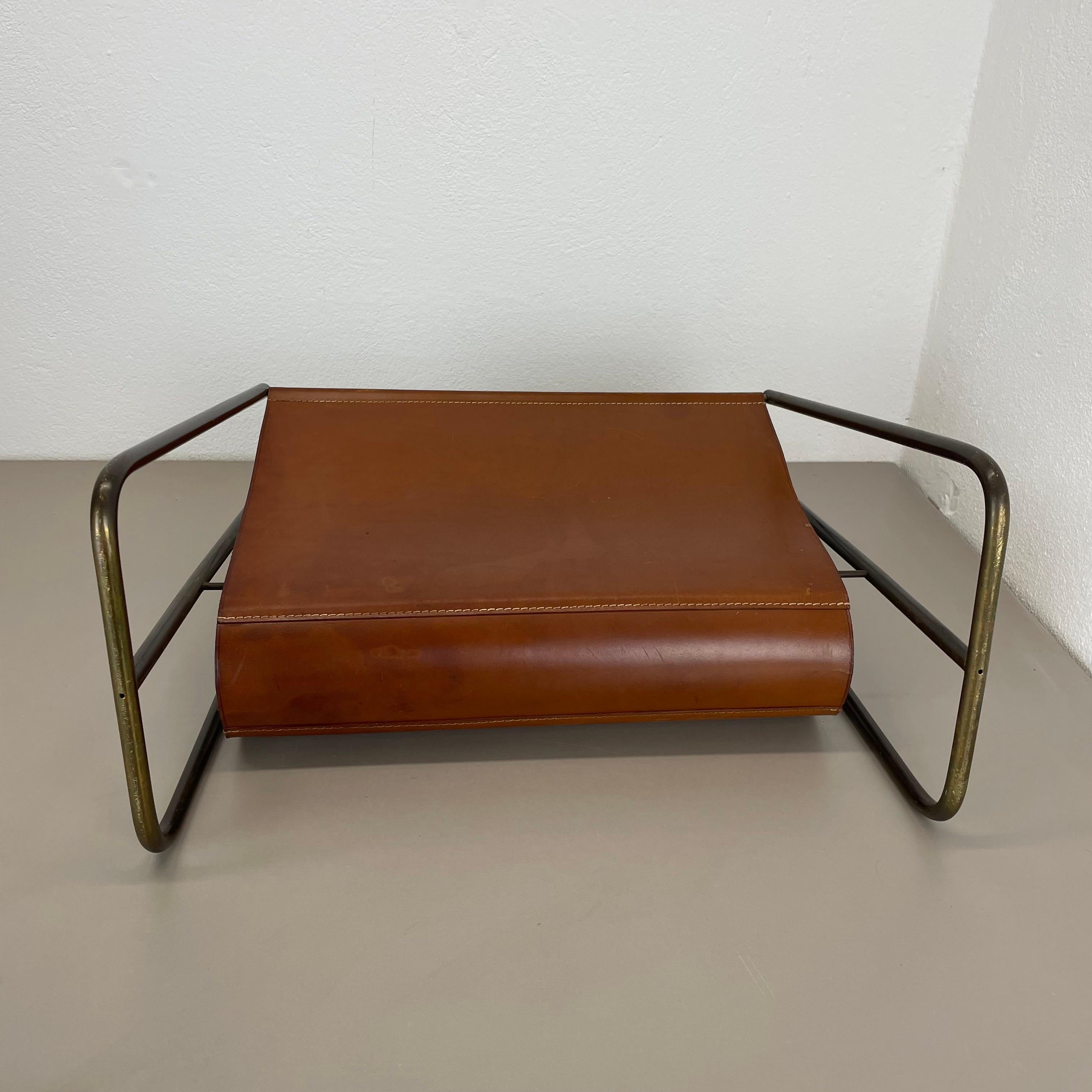 Rare porte-revues en laiton et cuir Brown Modèle de Carl Auböck, Autriche années 1950 en vente 10