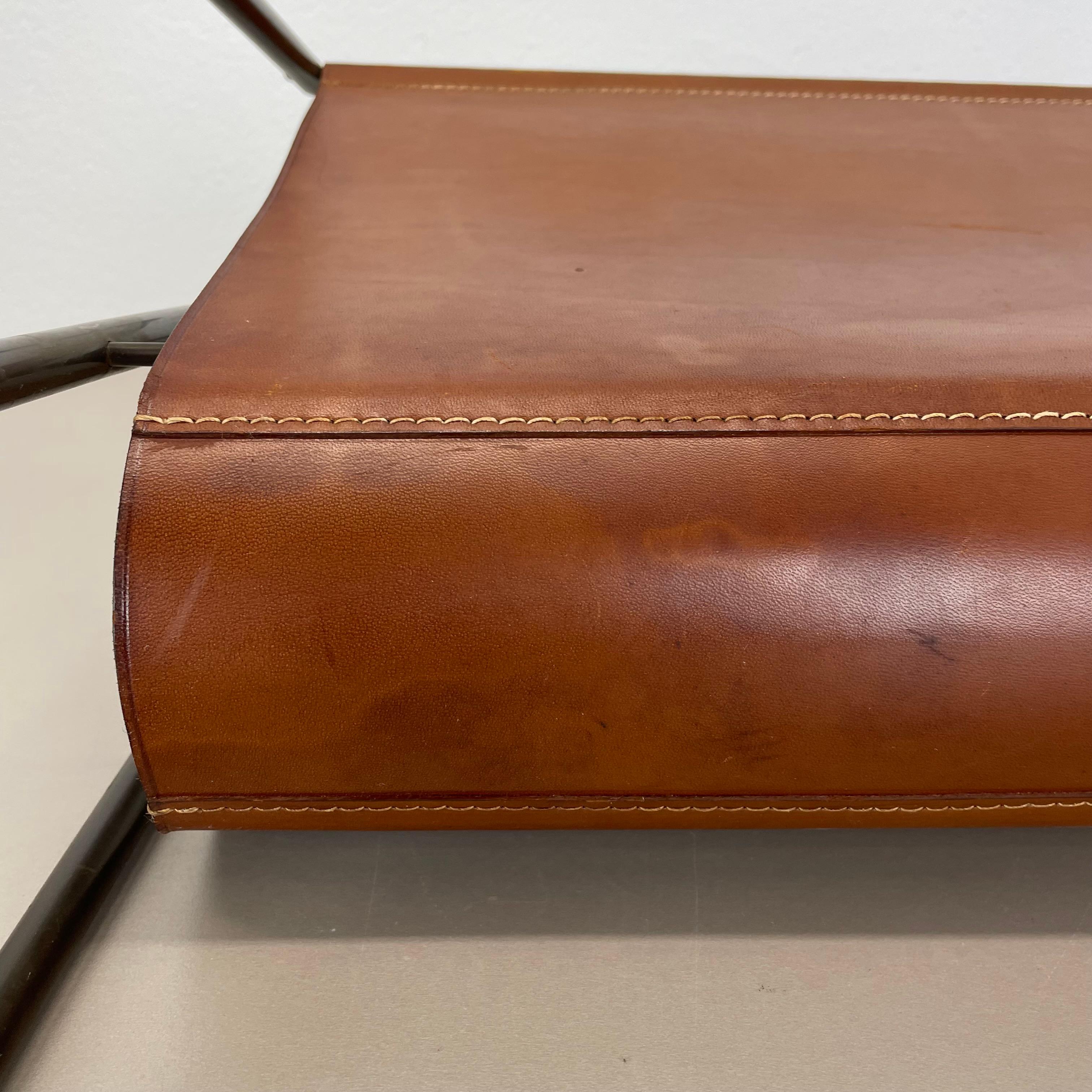 Rare porte-revues en laiton et cuir Brown Modèle de Carl Auböck, Autriche années 1950 en vente 11