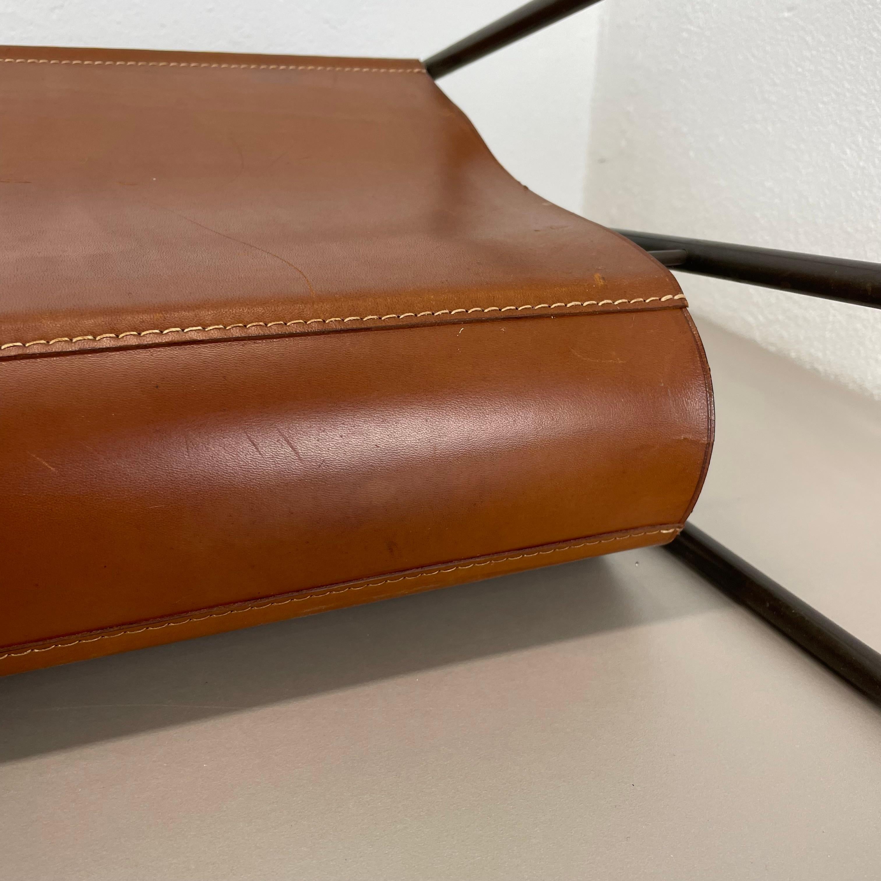Rare porte-revues en laiton et cuir Brown Modèle de Carl Auböck, Autriche années 1950 en vente 12