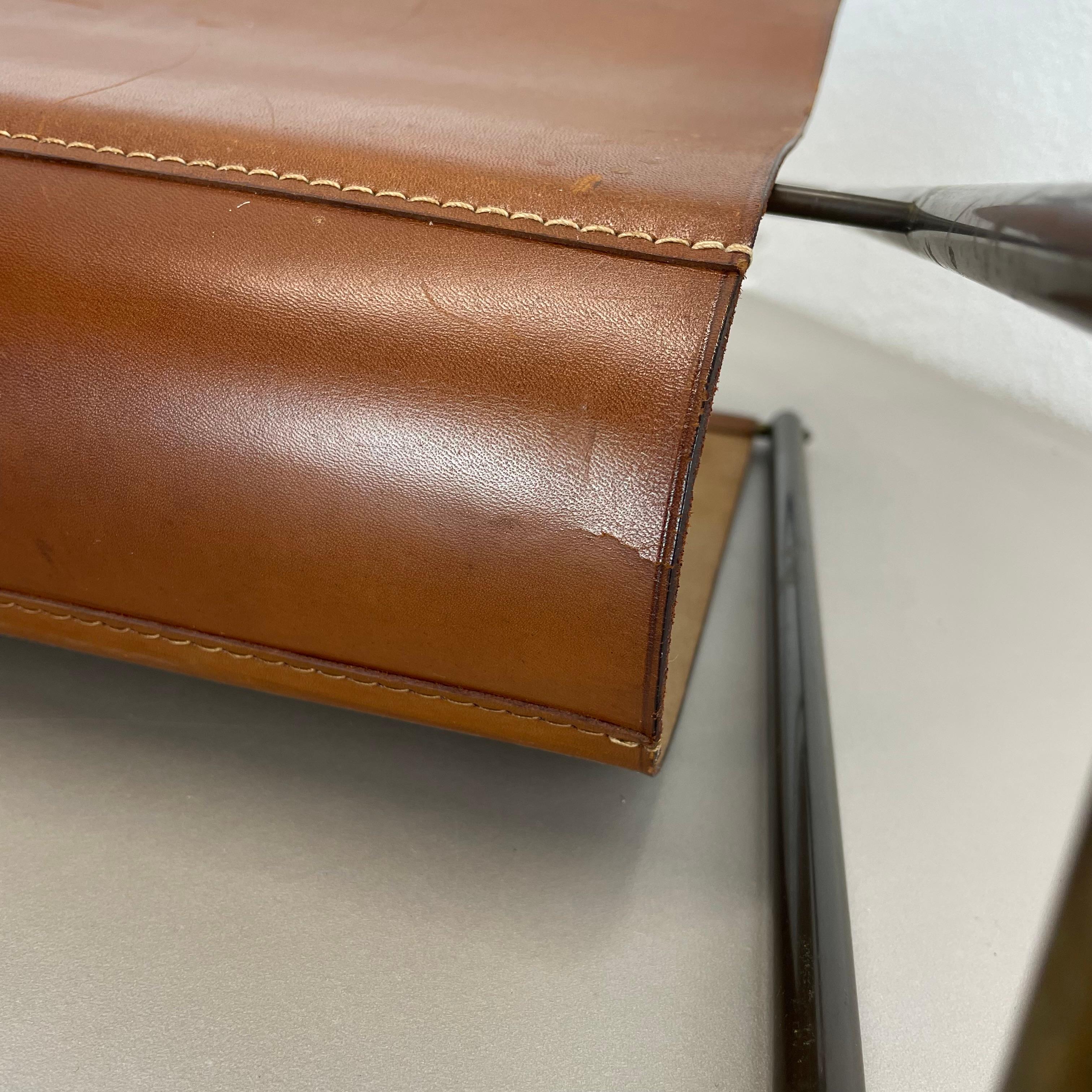 Rare porte-revues en laiton et cuir Brown Modèle de Carl Auböck, Autriche années 1950 en vente 13