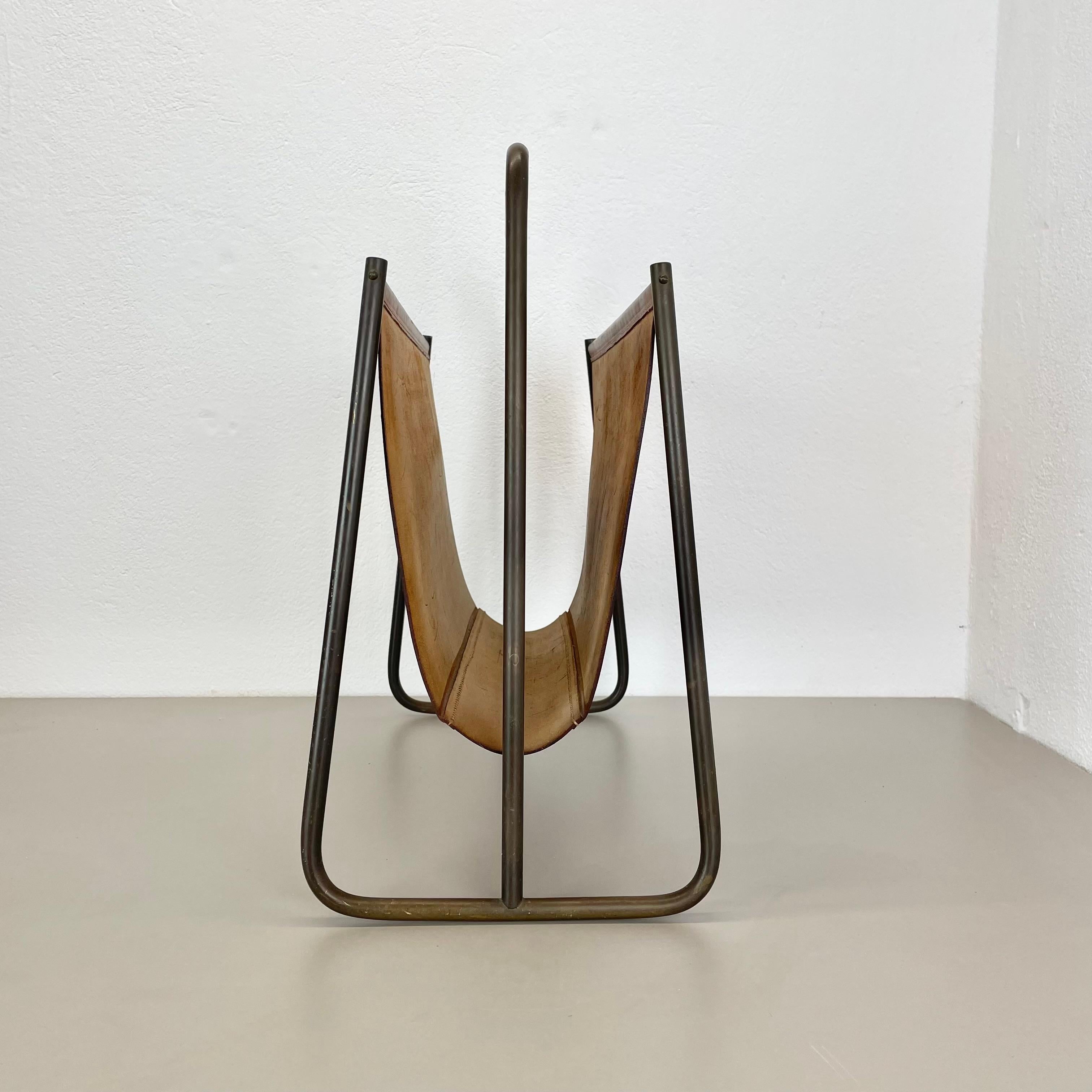 Mid-Century Modern Rare porte-revues en laiton et cuir Brown Modèle de Carl Auböck, Autriche années 1950 en vente