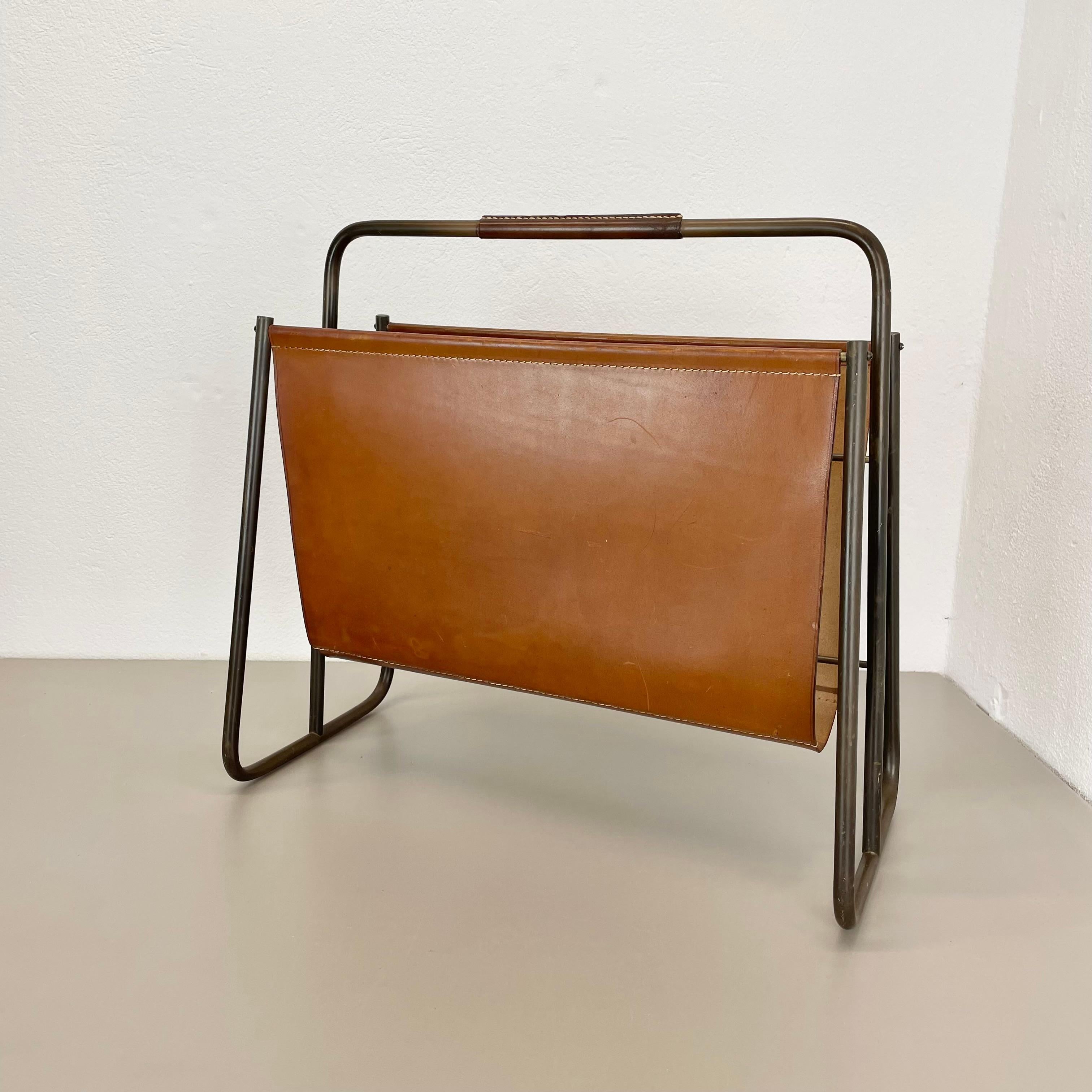 Autrichien Rare porte-revues en laiton et cuir Brown Modèle de Carl Auböck, Autriche années 1950 en vente