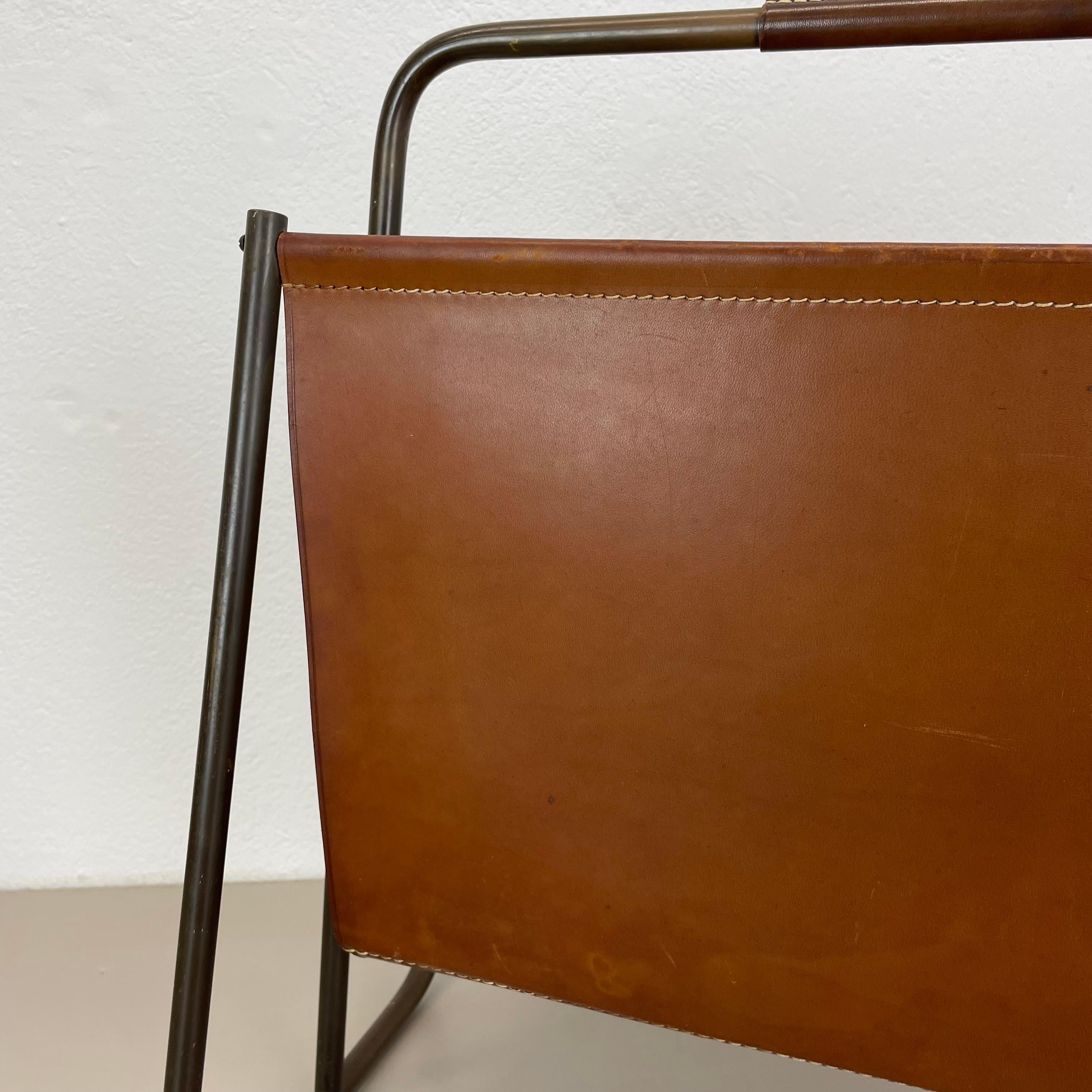 Rare porte-revues en laiton et cuir Brown Modèle de Carl Auböck, Autriche années 1950 Bon état - En vente à Kirchlengern, DE