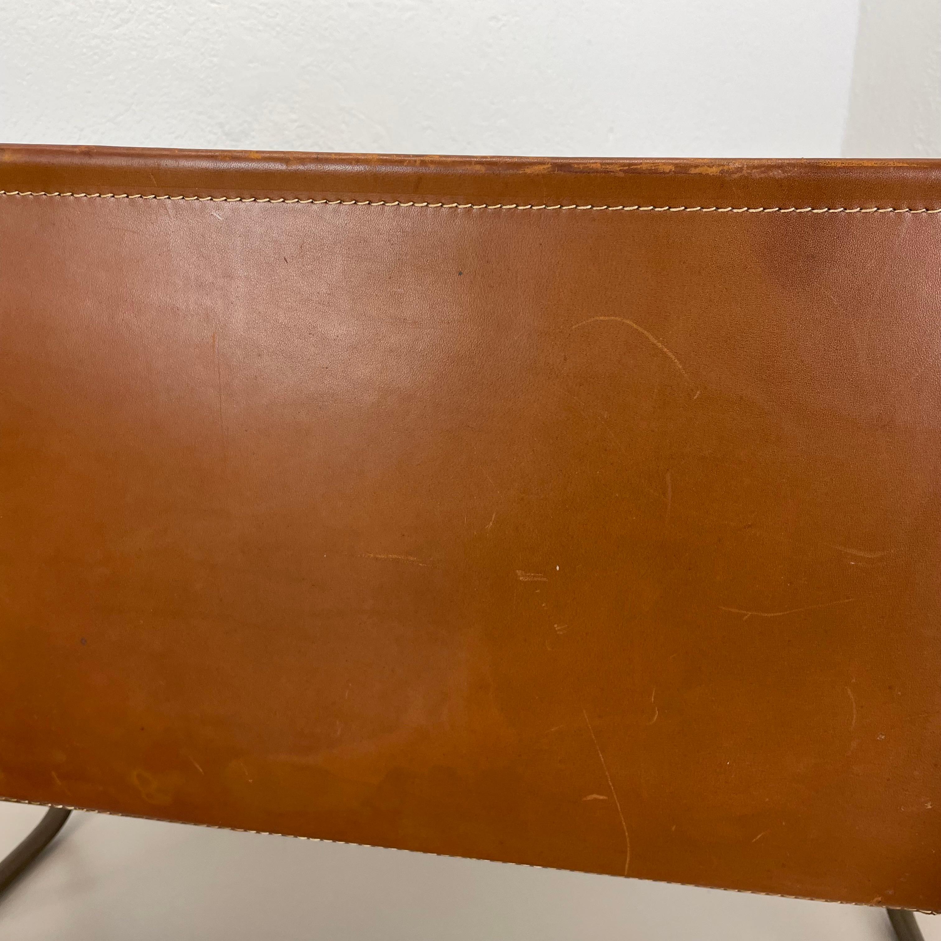 20ième siècle Rare porte-revues en laiton et cuir Brown Modèle de Carl Auböck, Autriche années 1950 en vente