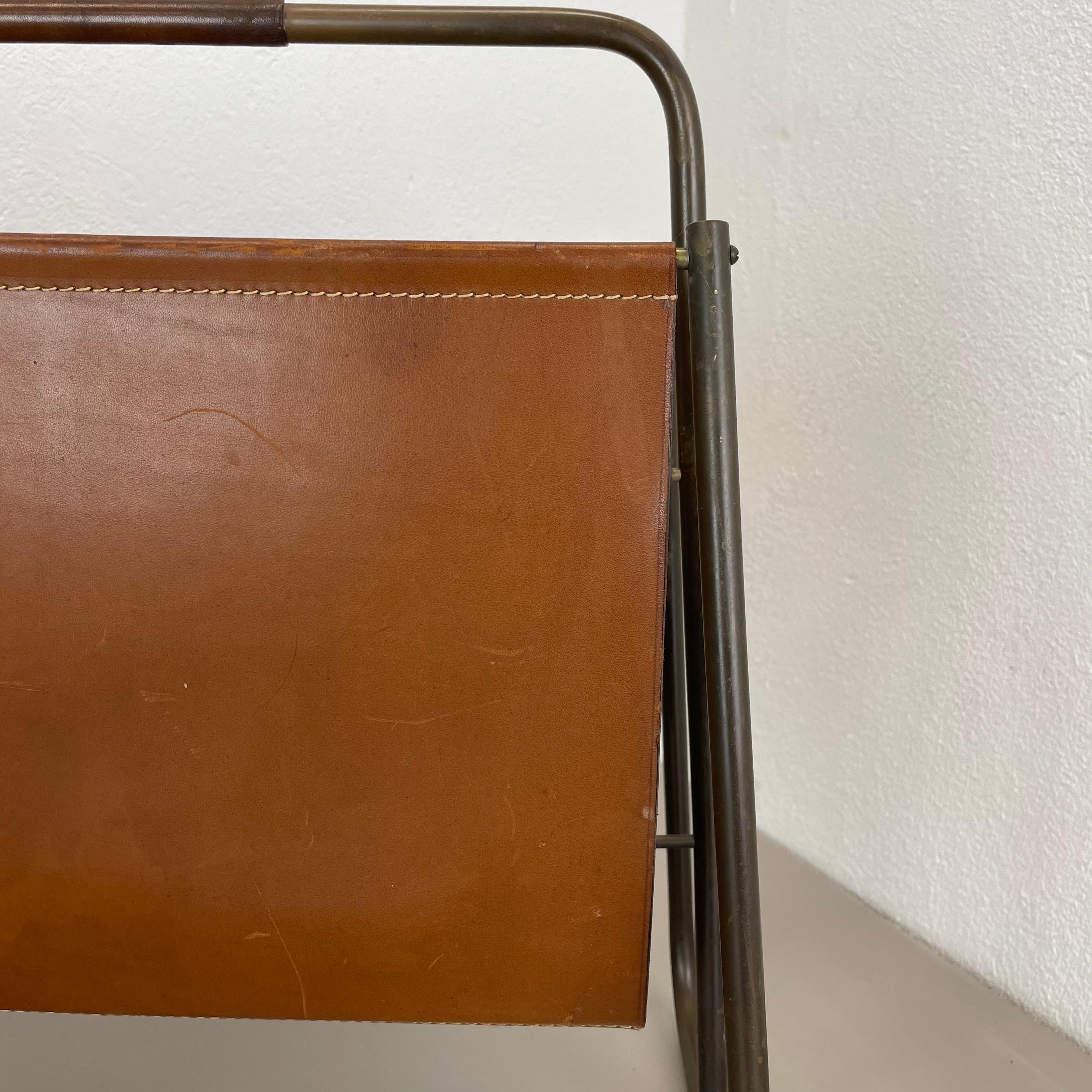 Laiton Rare porte-revues en laiton et cuir Brown Modèle de Carl Auböck, Autriche années 1950 en vente
