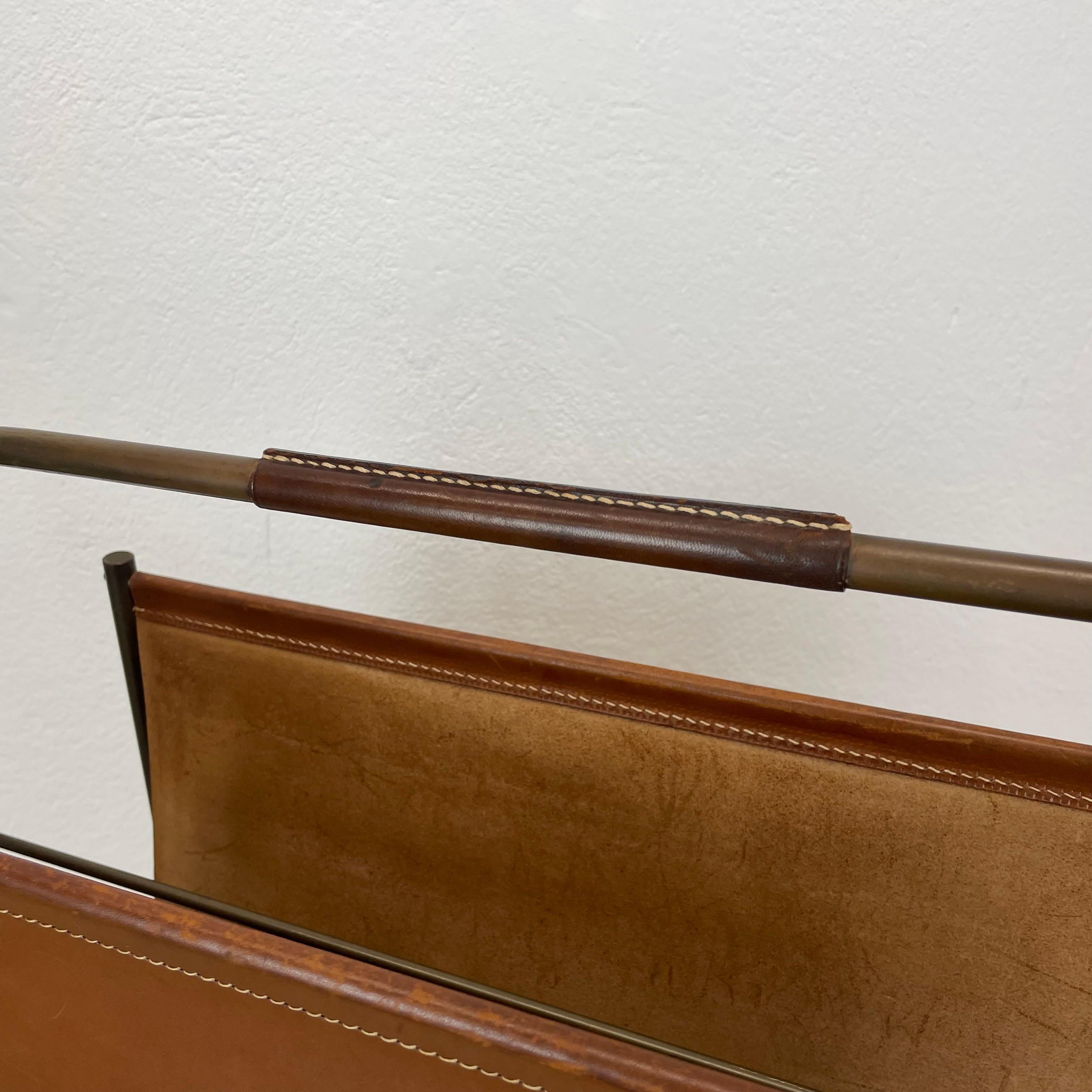 Rare porte-revues en laiton et cuir Brown Modèle de Carl Auböck, Autriche années 1950 en vente 1
