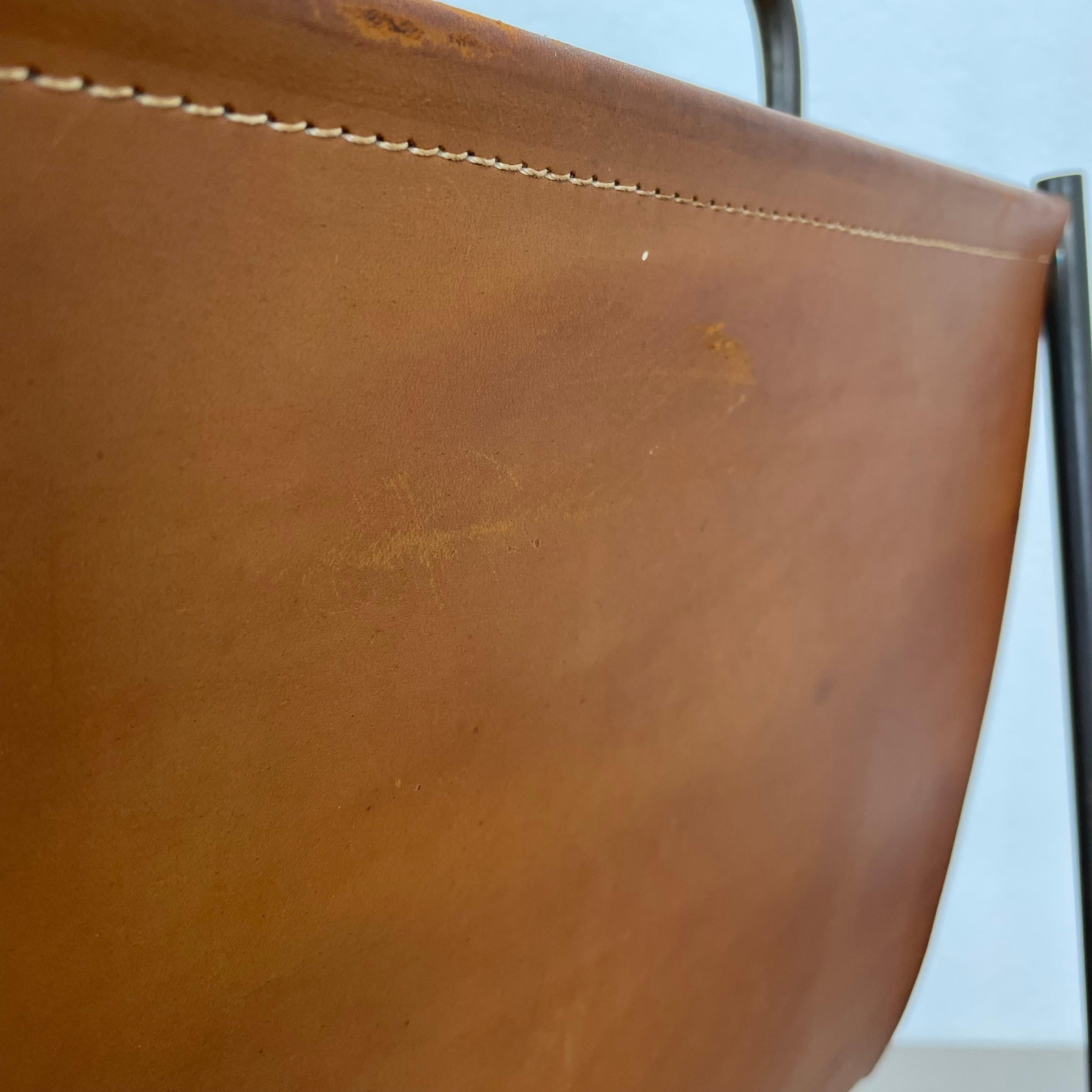 Rare porte-revues en laiton et cuir Brown Modèle de Carl Auböck, Autriche années 1950 en vente 2