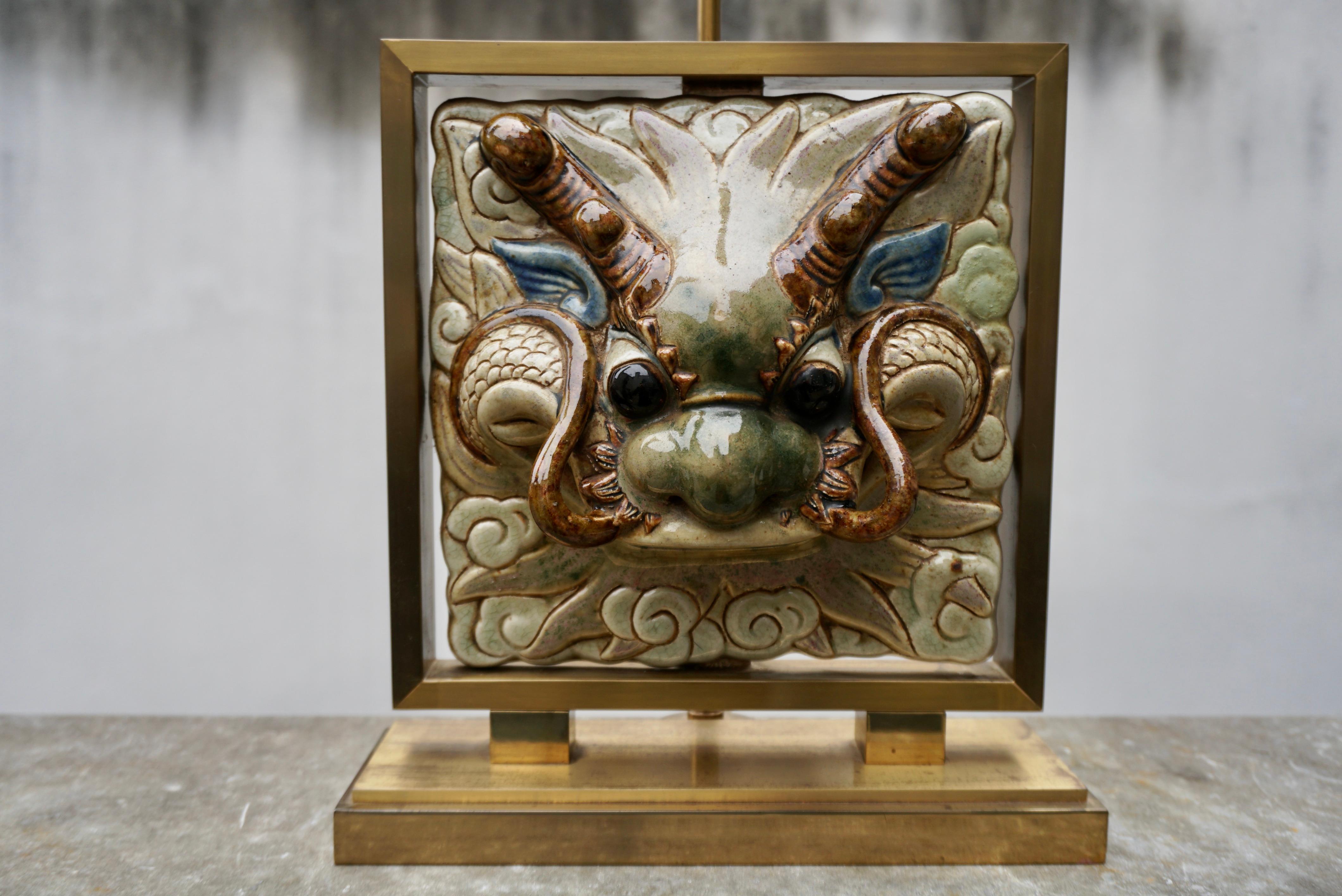 Mid-Century Modern Rare lampe de table à face de dragon en laiton et céramique en vente
