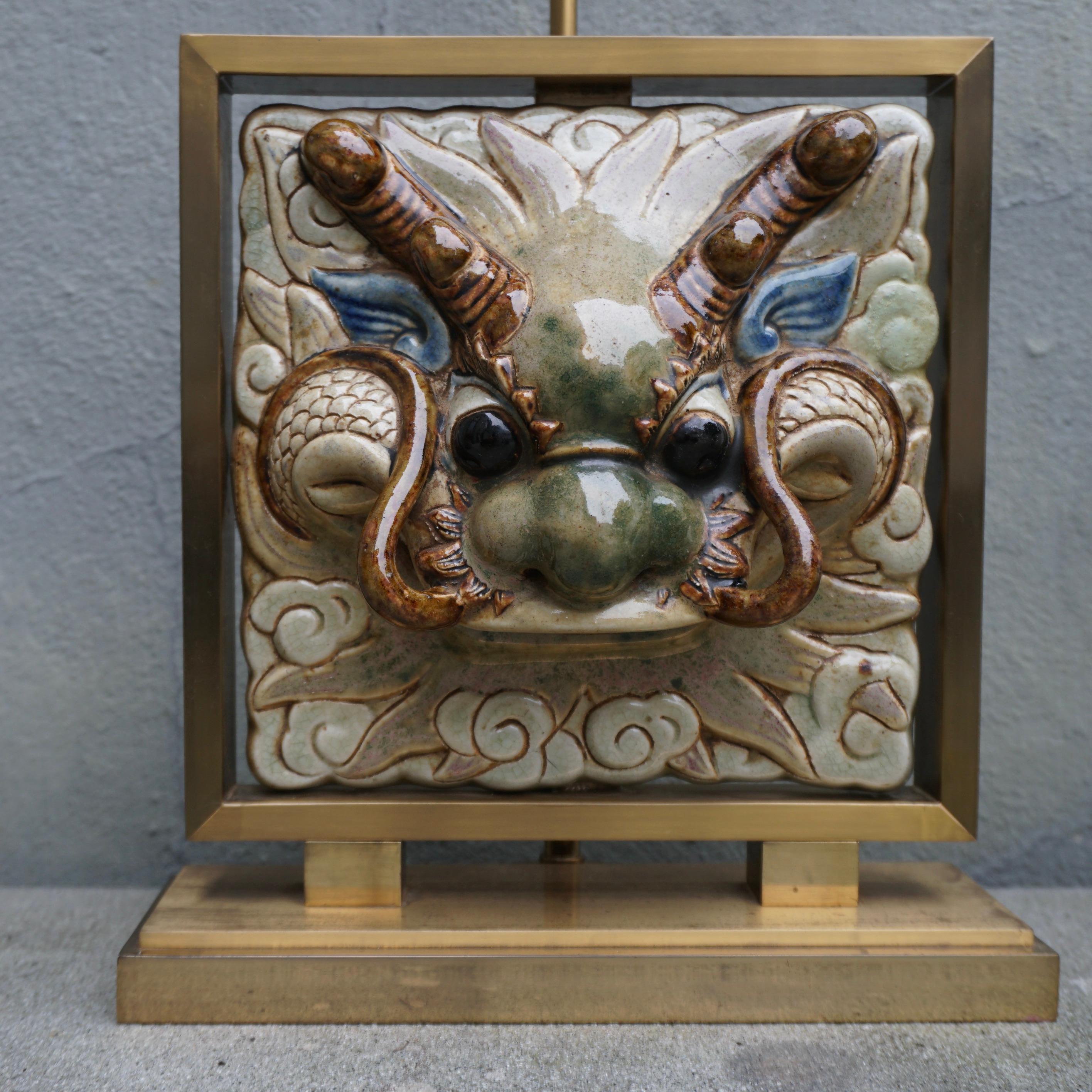 Rare lampe de table à face de dragon en laiton et céramique Bon état - En vente à Antwerp, BE