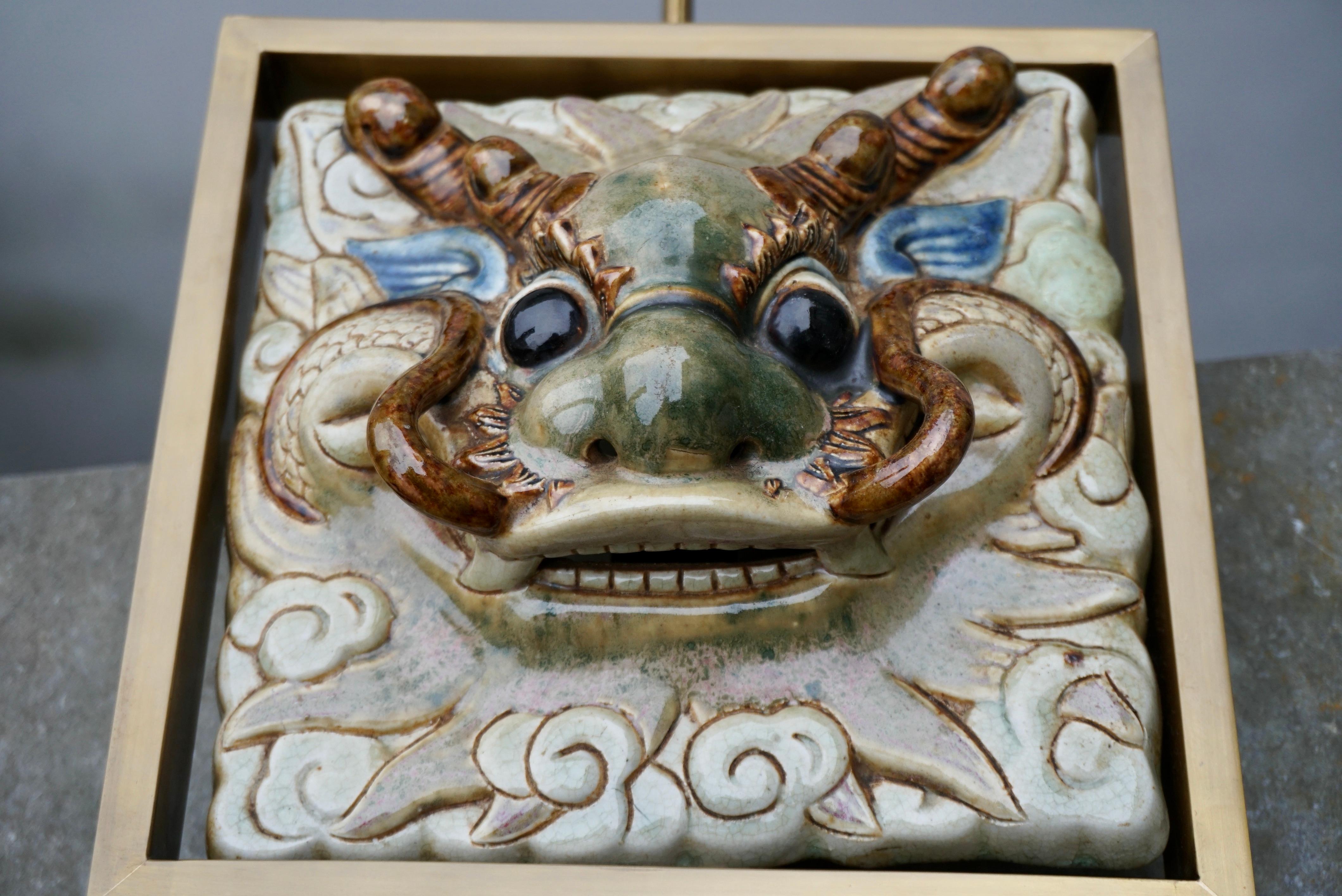 Laiton Rare lampe de table à face de dragon en laiton et céramique en vente
