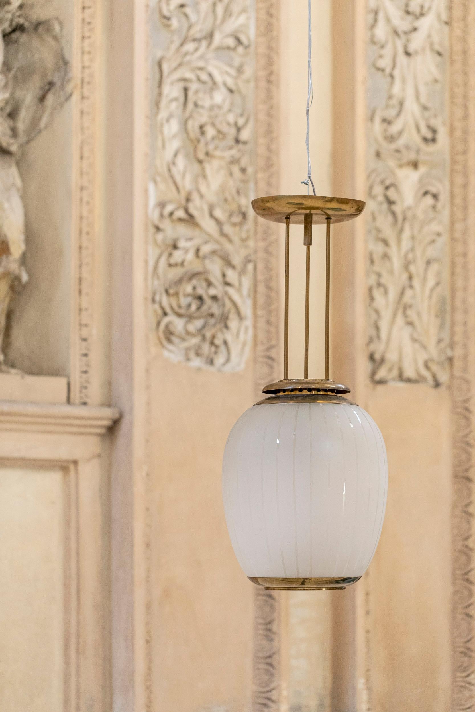 Mid-Century Modern Lampe à suspension en laiton et verre Caccia Dominioni pour Azucena , Italie 1950
