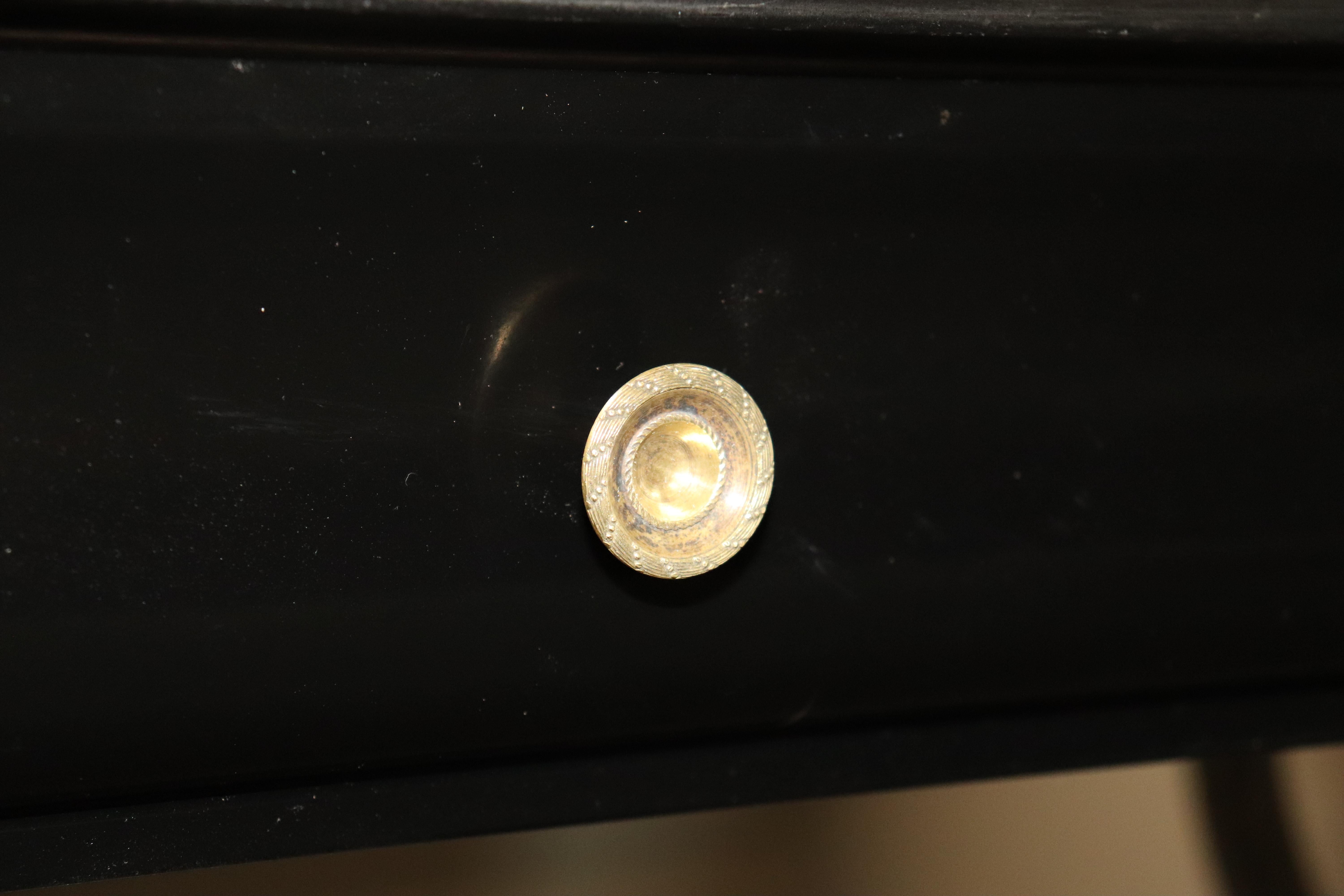 Raro scrittoio in ottone e acciaio invecchiato con piano a specchio in stile John Vesey ebanizzato in vendita 5