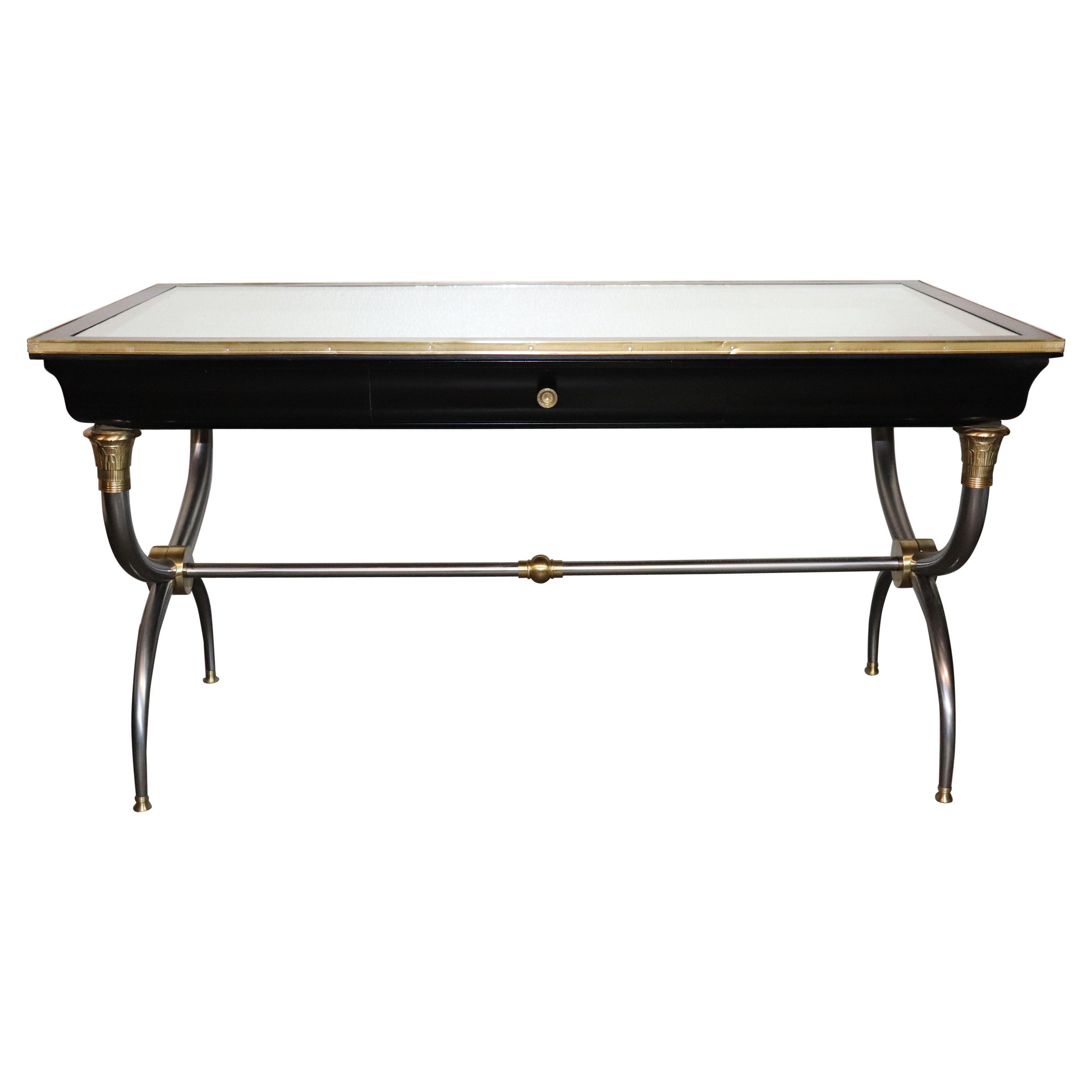 Rare bureau de style John Vesey en laiton et acier vieilli avec miroir sur le dessus en vente