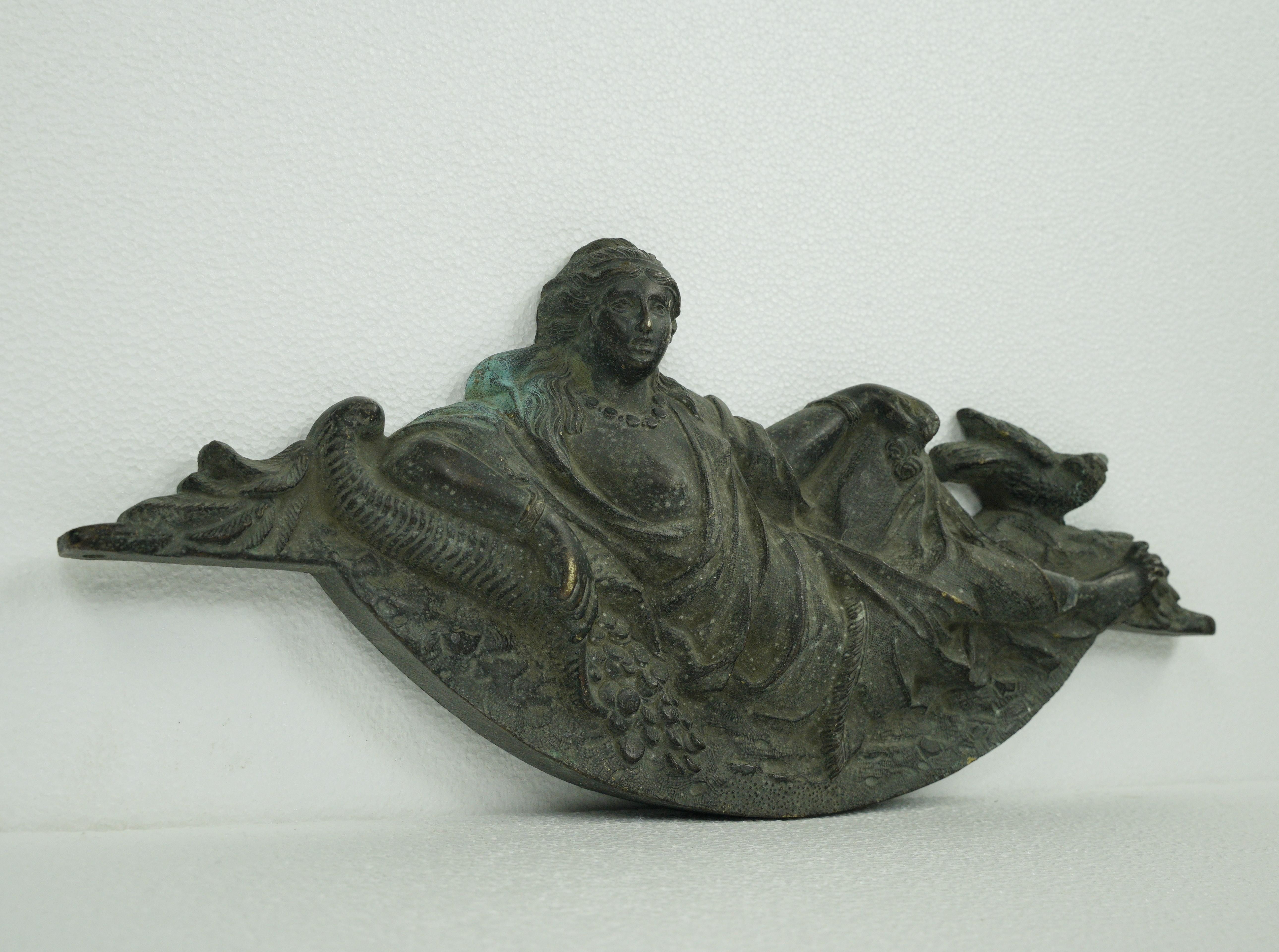 Rara applique in ottone della dea dell'abbondanza Abundanita in vendita 4