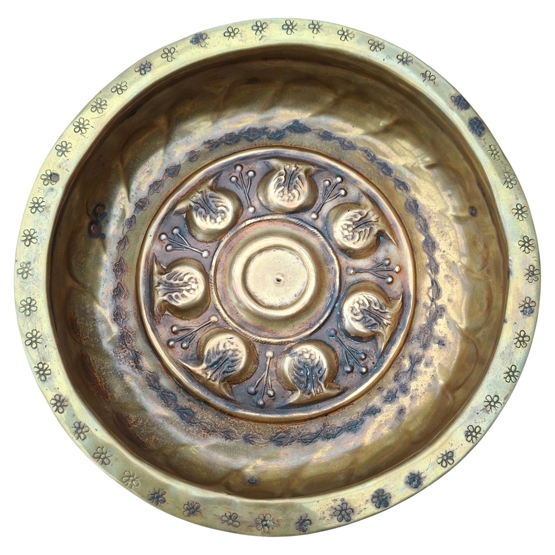 Rares fonts baptismaux en laiton, Nuremberg, XVIe siècle en vente