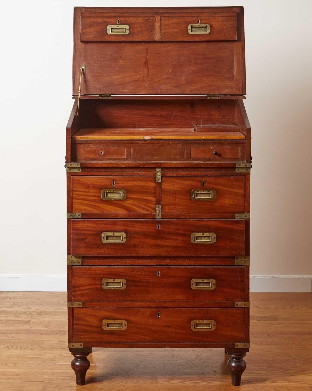 Rare secrétaire de campagne / commode en acajou laitonné 
Provenance : Collection des frères Dalva