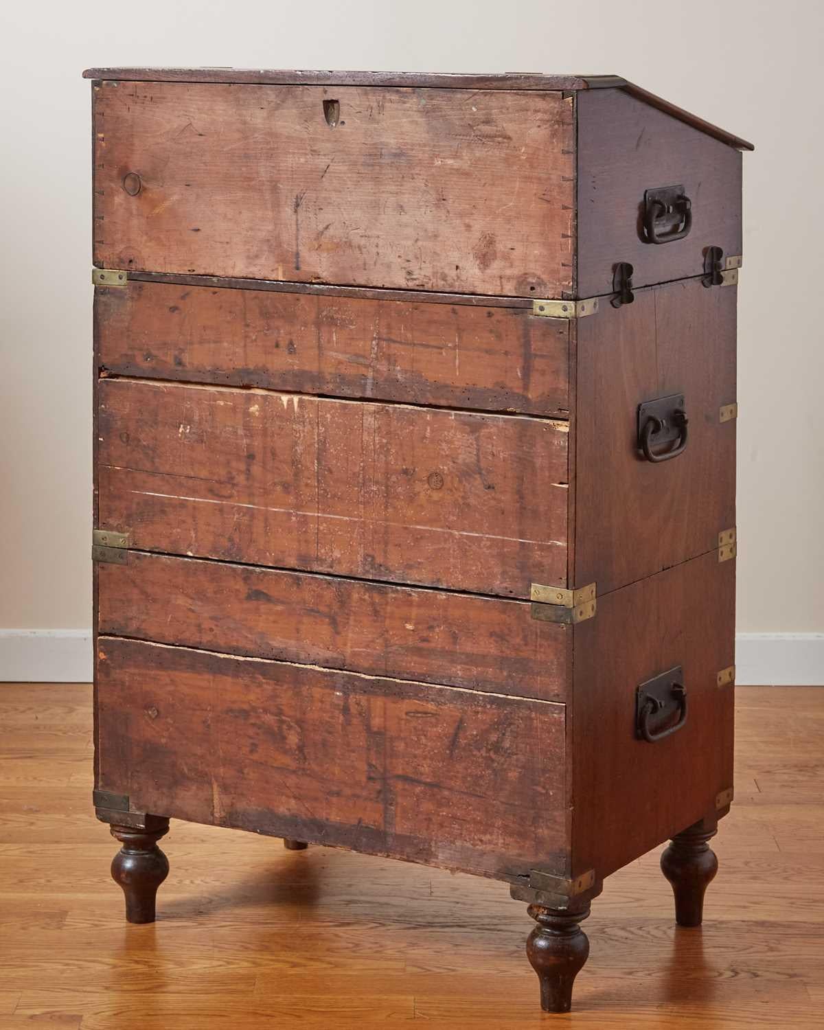 Anglais Rare secrétaire de campagne / commode en acajou laitonné en vente