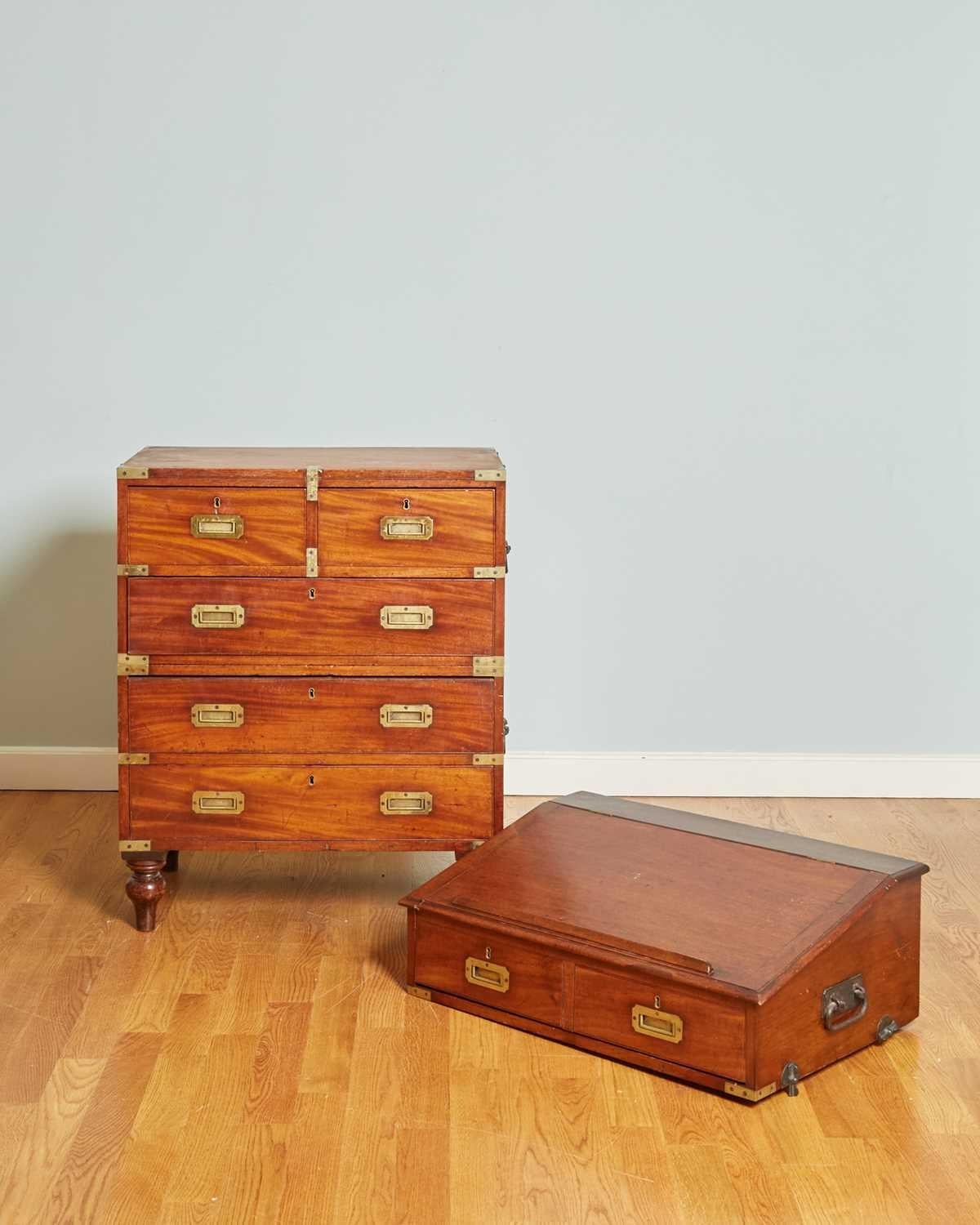 Début du XIXe siècle Rare secrétaire de campagne / commode en acajou laitonné en vente