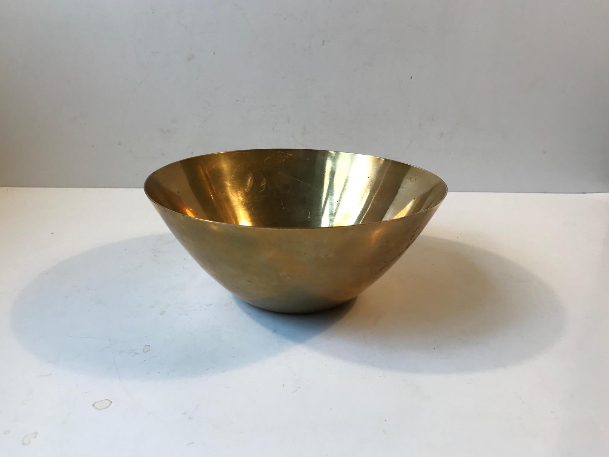 Rare medium sized turned brass bowl designed by Arne Jacobsenand manufactured by Stelton in Denmark. The brass line came as a limited follow-up on the cylinder line for SAS Hotel in Copenhagen and was launched only in Denmark in 1965 and possibly