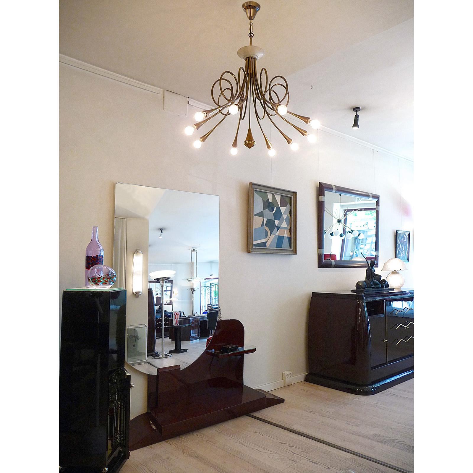 Oscar Torlasco Patinated Brass Modernist Chandelier with ten arms, edited by Lumi.
Mid-Century Modern Italian chandelier, ceiling light, 10 arms, made of brass. Mid top canopy in light ivory painted aluminum. Top canopy made of brass. Very good