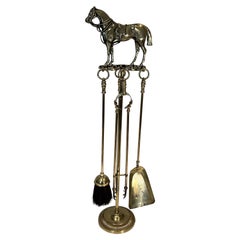 Raros Utensilios de Latón para Chimenea Superados por una Escultura que Representa un Caballo
