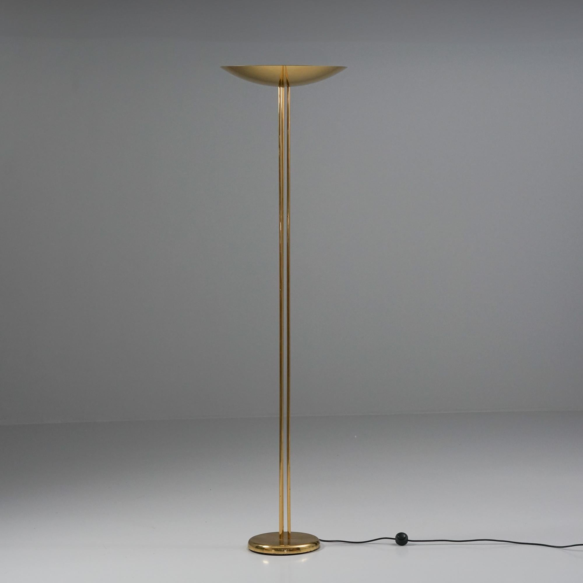 Rara lámpara de pie, diseñada por J.T. Kalmar, década de 1970/1980. Latón. Buen estado vintage, pátina menor acorde con la edad y el uso. Diseño atemporal y elegante. 