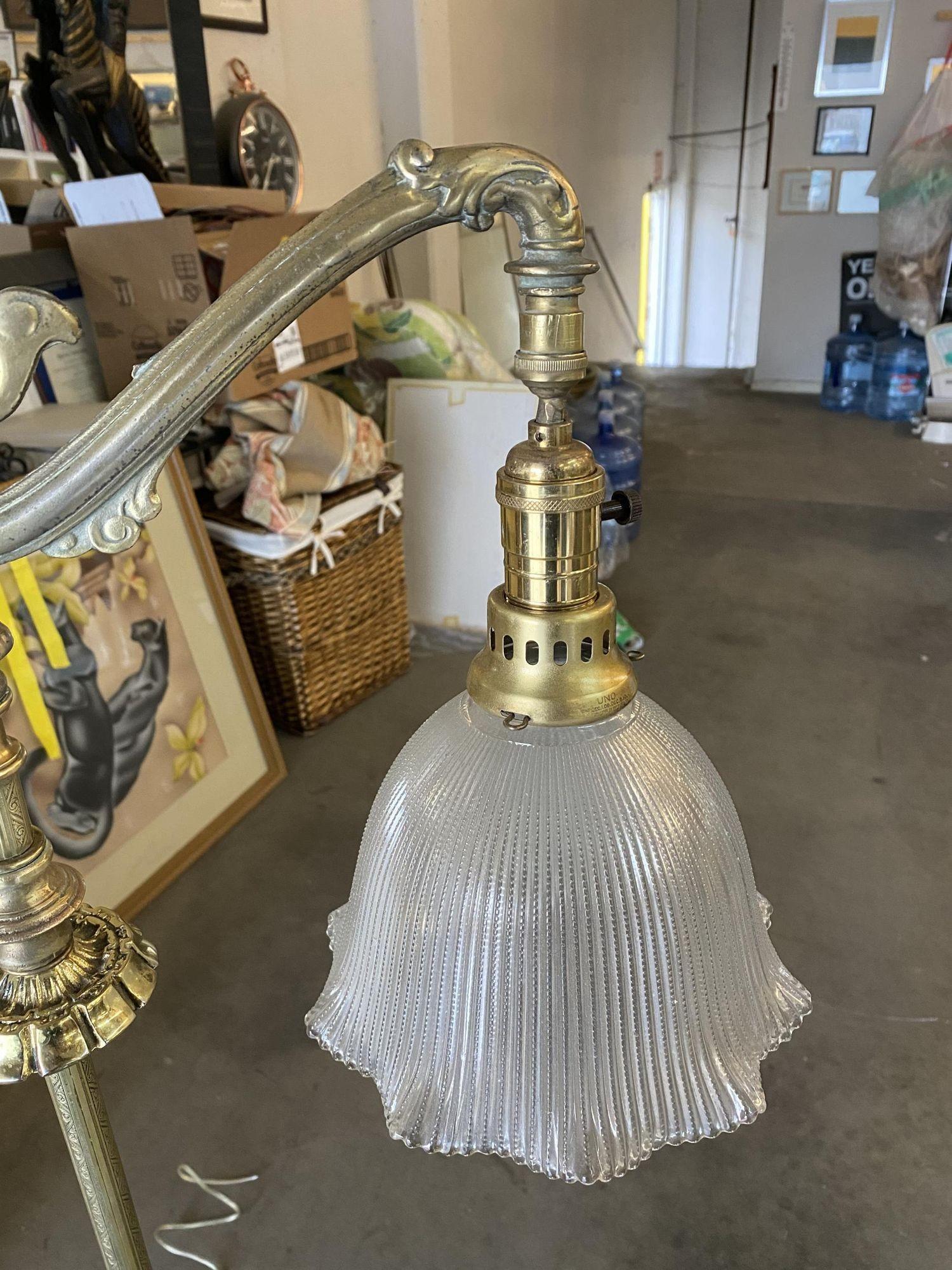 Seltene figurale Art-Déco-Lese-Stehlampe aus Messing mit Aktdarstellungen von Frankart (Metall) im Angebot