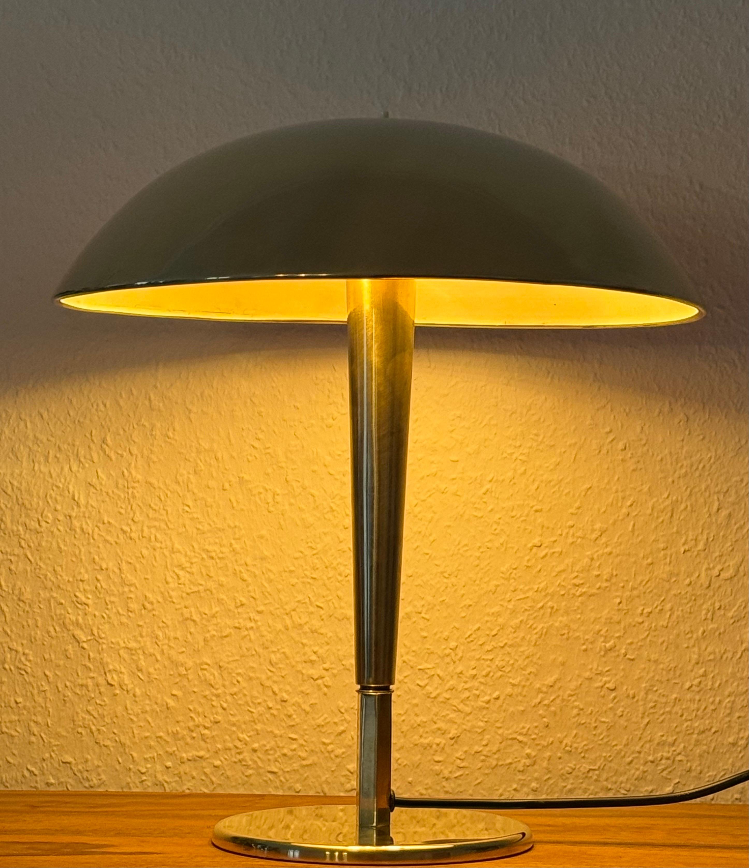 Rare lampe de bureau en laiton Mod. 5061 de Paavo Tynell pour Taito, Finlande, vers les années 1940 en vente 2