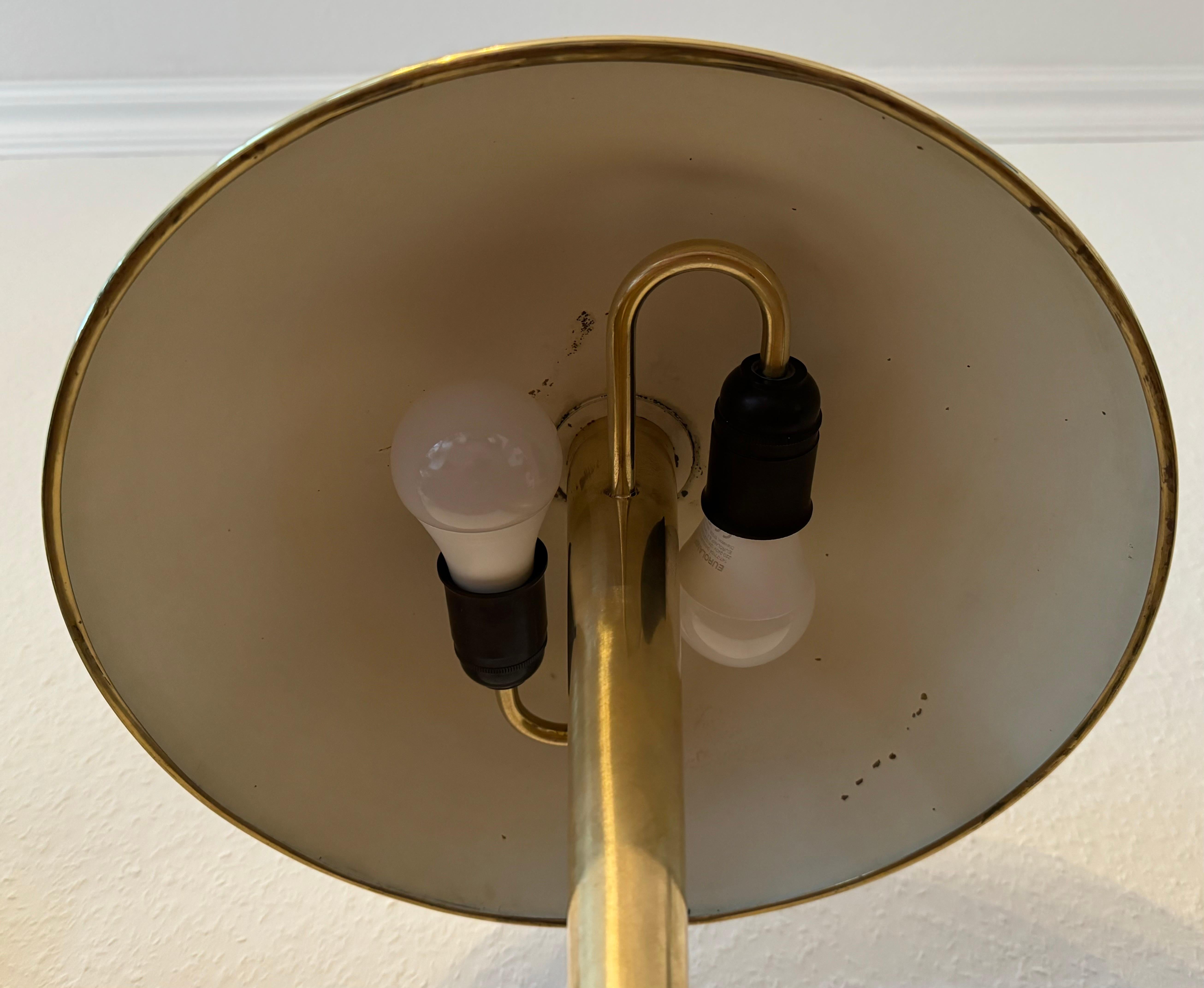 Rare Brass Table Lamp Mod. 5061 by Paavo Tynell for Taito, Finland, ca. 1940s In Good Condition For Sale In Wiesbaden, Hessen