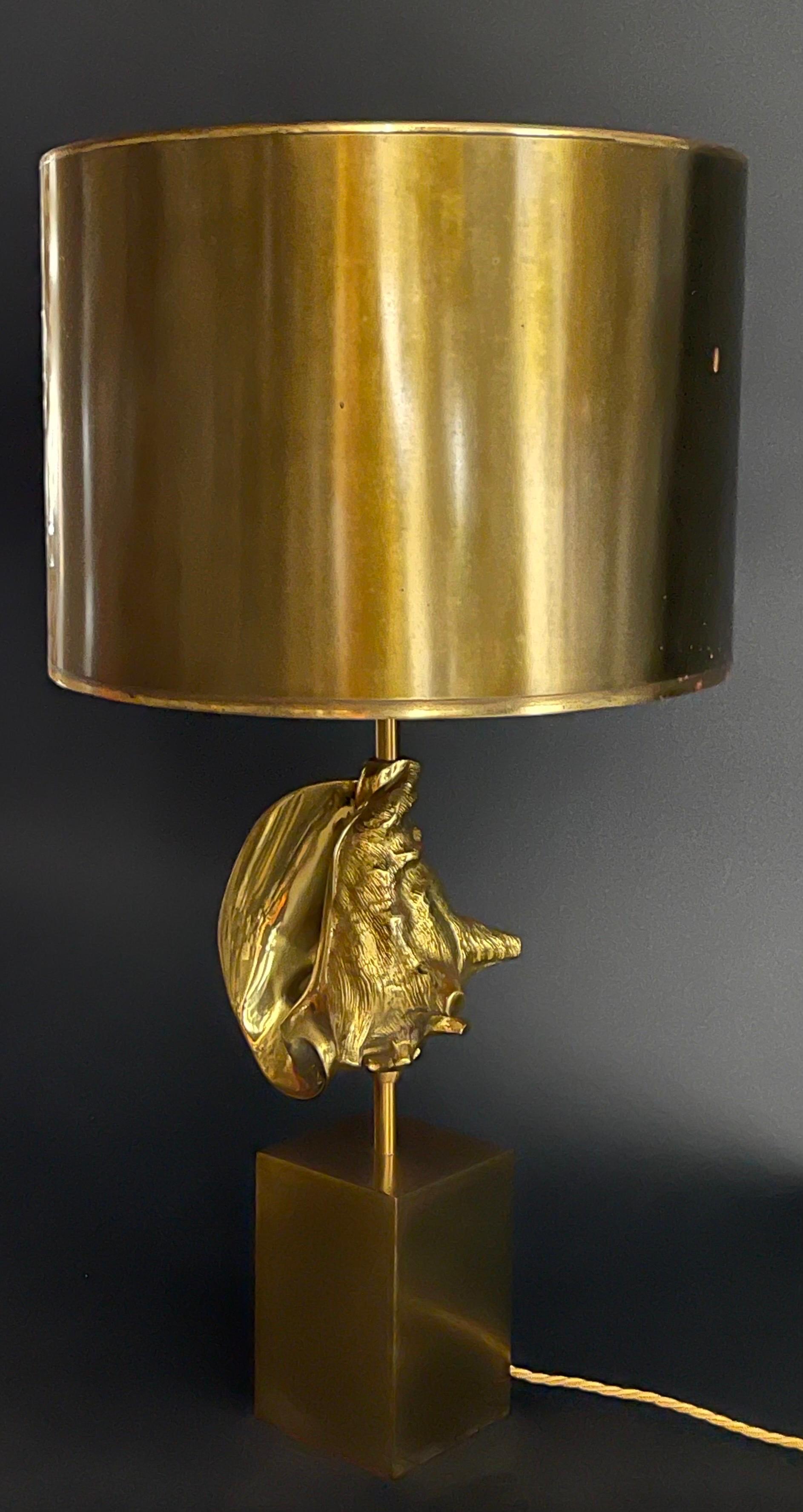 Rare Mid - Century table lamp by Charles & Fils.
This ‘Strombus’ table lamp is designed by Jacques Charles for Maison Charles Paris, in the collection “Marine”, in the 1970s.
This high quality lamp is completely made of brass. 
It needs three