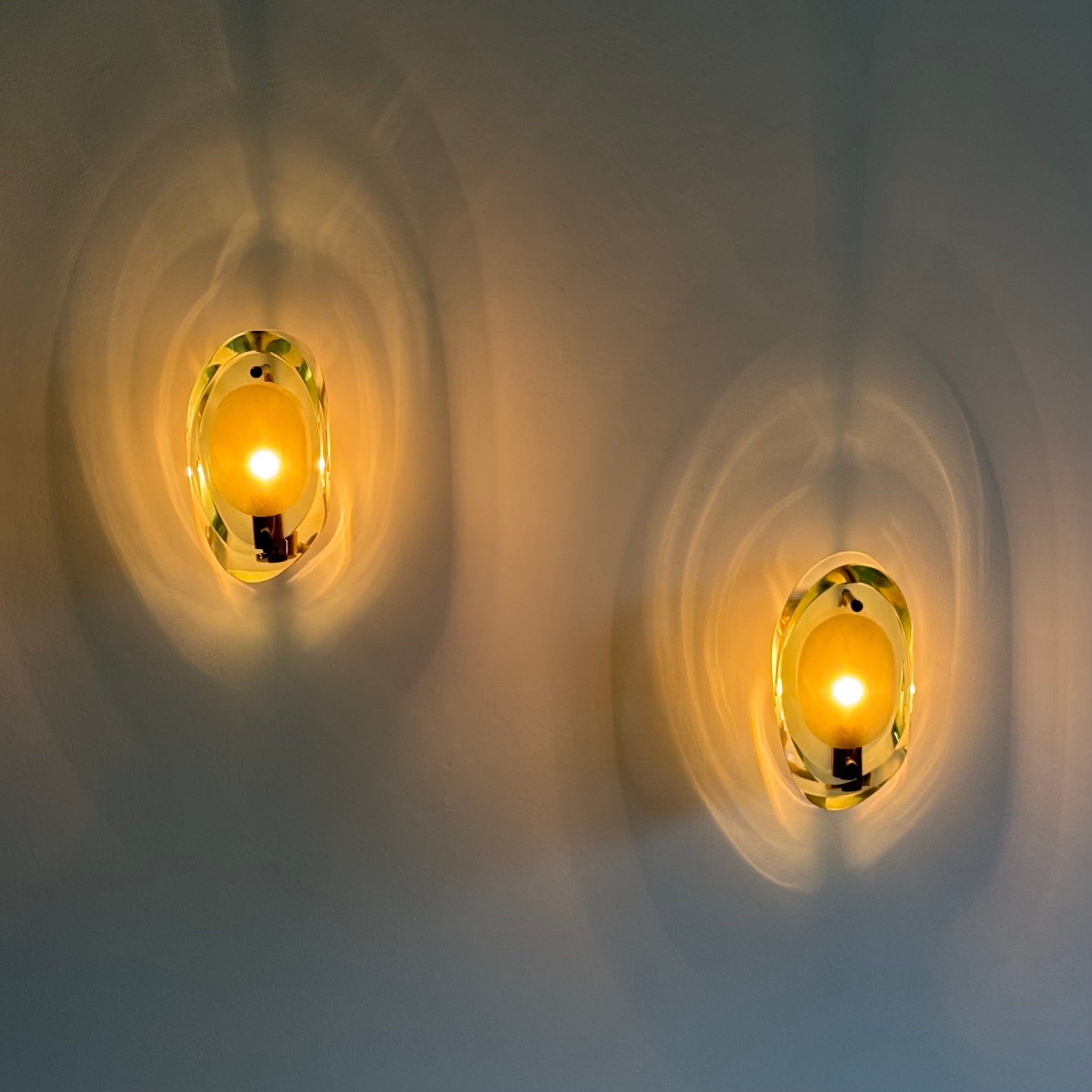 Magnífico par de apliques originales del modelo 2093, diseñados por Max Ingrand para Fontana Arte en la década de 1960, con dos conjuntos idénticos disponibles en la actualidad. Se trata de una de las creaciones más emblemáticas de Ingrand, con