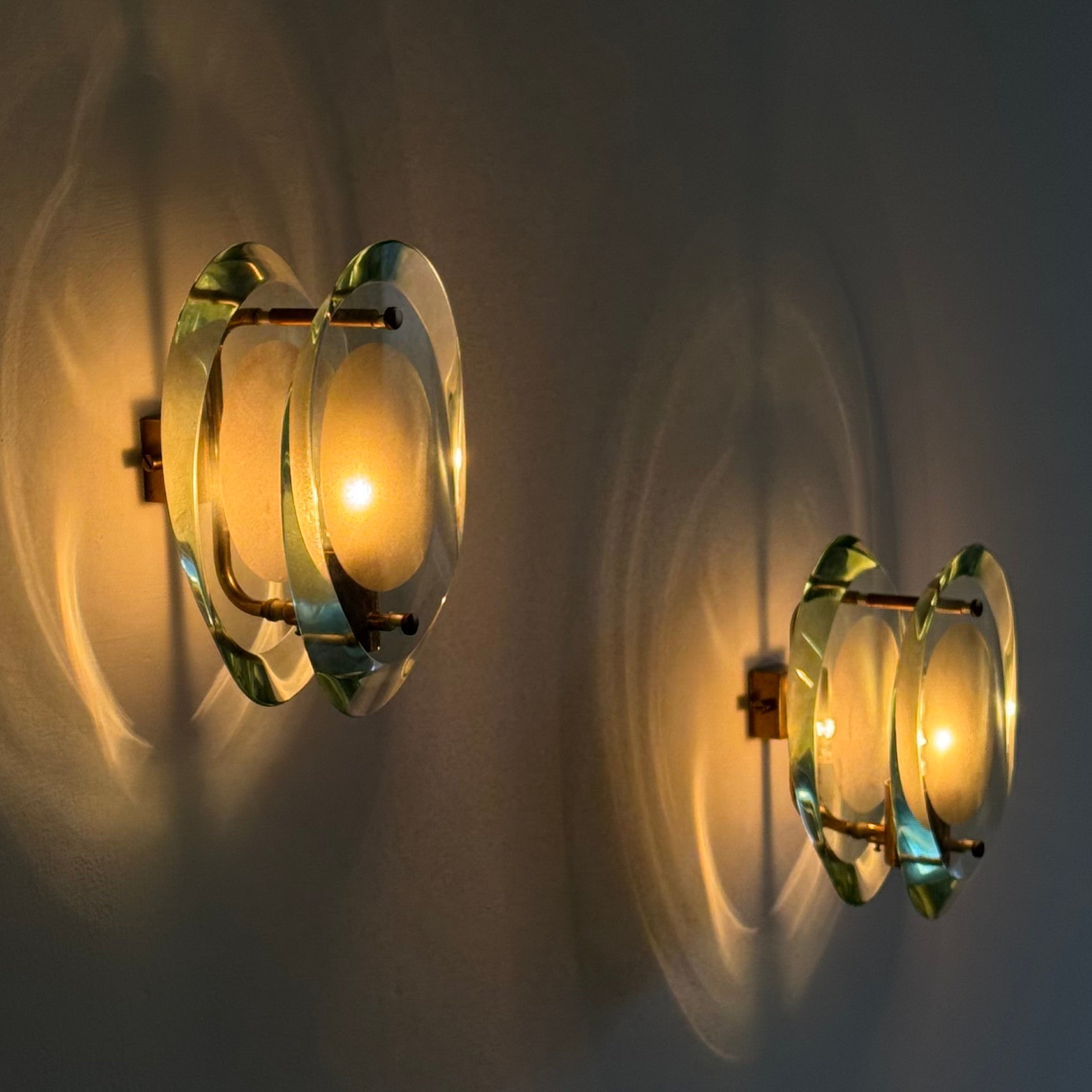 Rara versión de latón Modelo 2093 Apliques de Max Ingrand para Fontana Arte, años 60 Moderno de mediados de siglo en venta