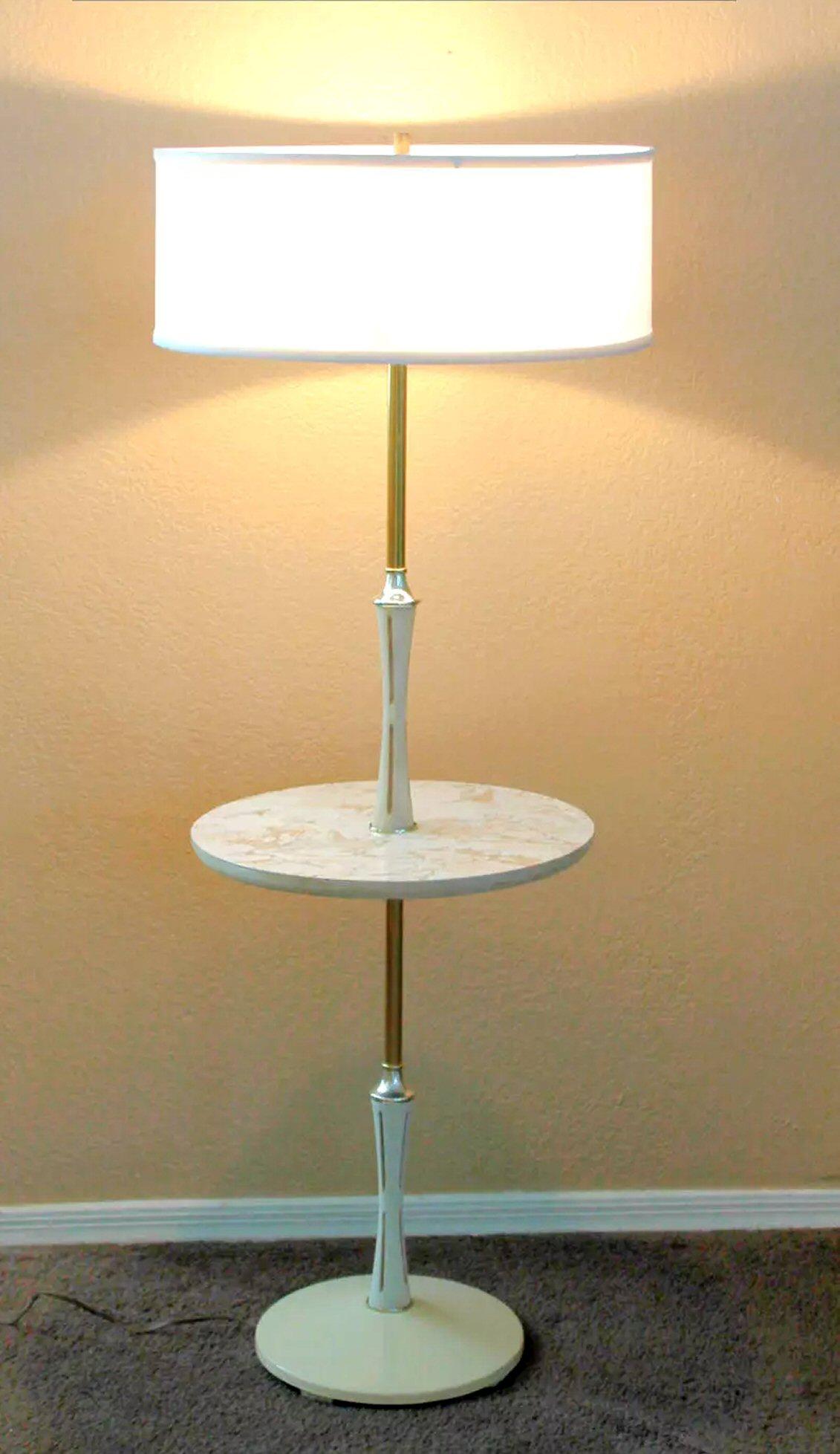 APRÈS GERALD THURSTON
MOYEN SIÈCLE
LAMPADAIRE DE TABLE
DESIGN/ONE CLASSIQUE
FINITION BLANC ET OR !
( 1958 )

DIMENSIONS : 49