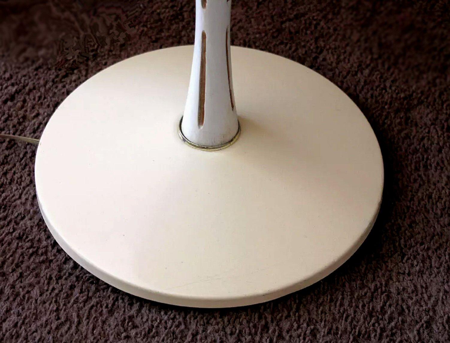 Rare lampadaire de table en bois blanc d'après Gerald Thurston Lightolier Bon état - En vente à Peoria, AZ