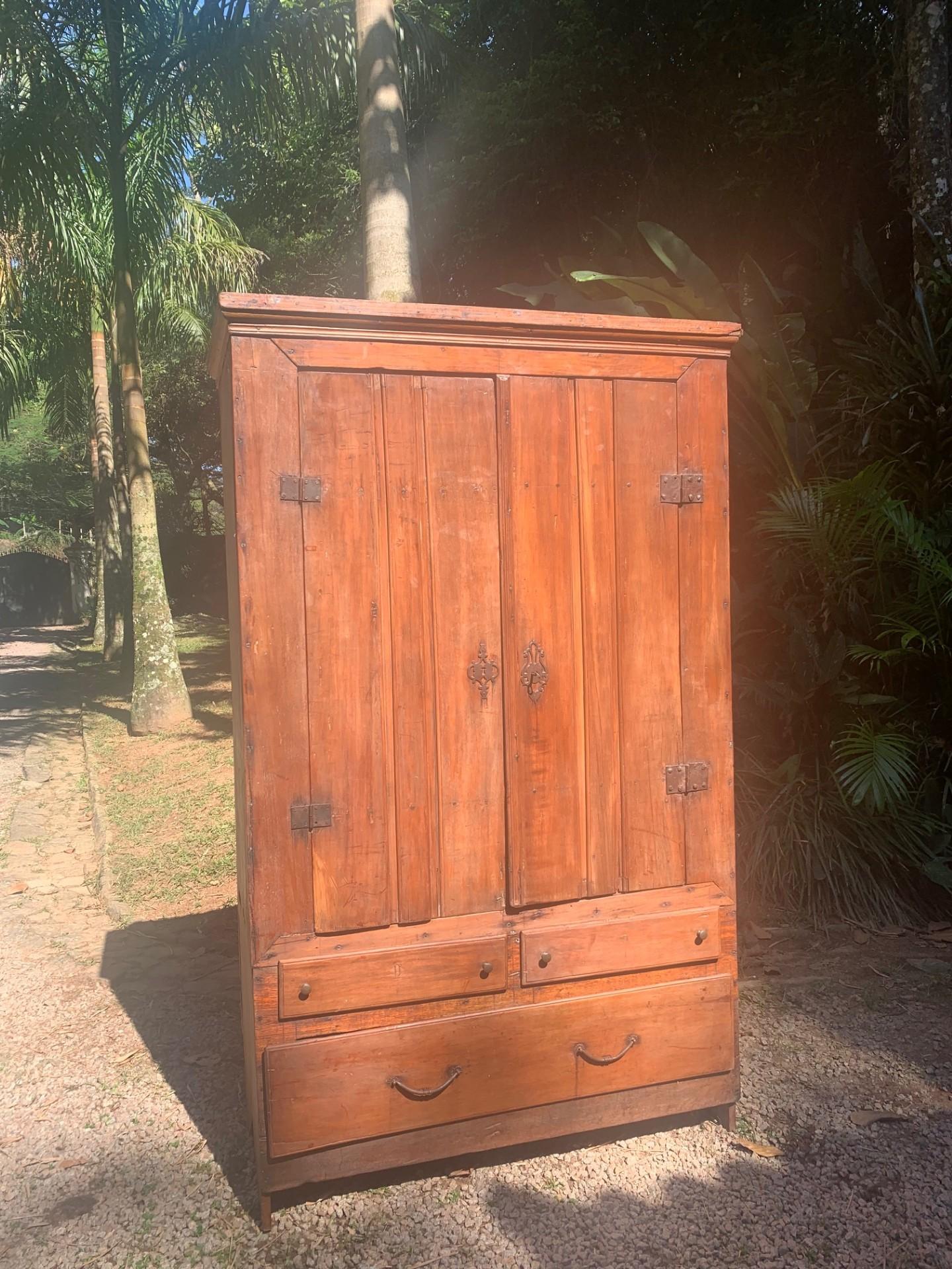 Rare Brazil Colonial 18th Century Armoire / Wardrobe In Good Condition For Sale In Rio De Janeiro, BR