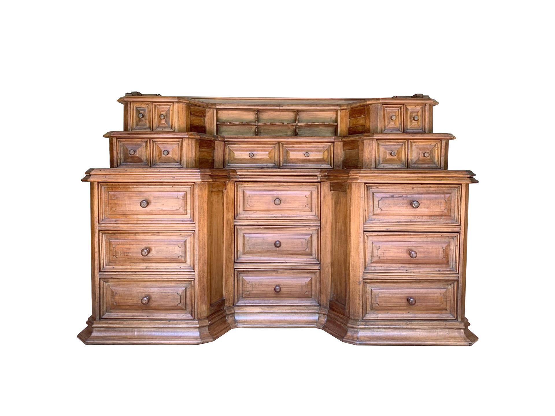 Raro Aparador Brasileño de Principios de 1900 - Obra Maestra de la Artesanía
Un magnífico y raro aparador brasileño de principios del siglo XX, con una artesanía excepcional y una presencia imponente. Fabricada en madera noble ricamente patinada,